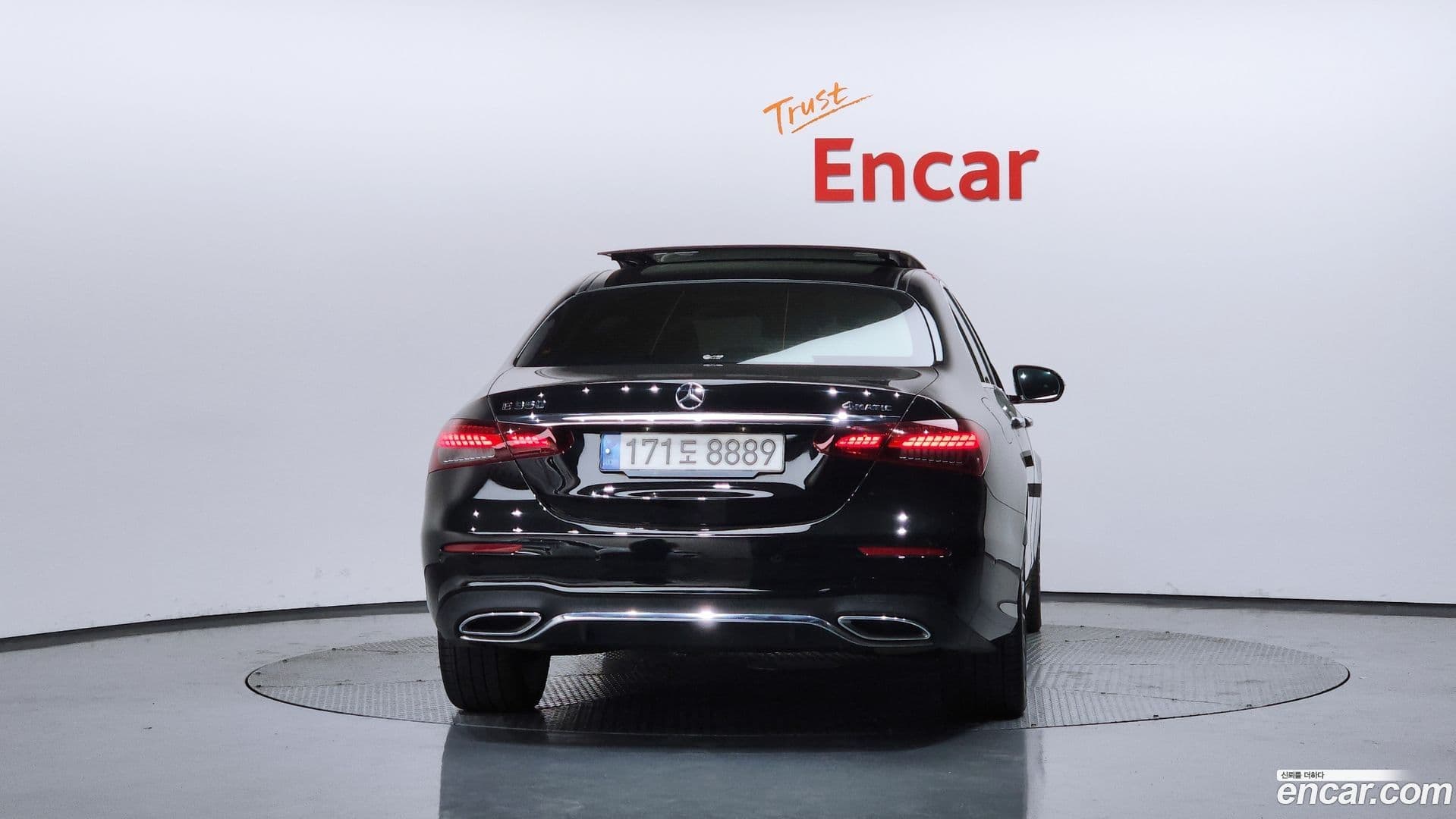 Main__Slider__Photo:E-Class Mercedes-Benz 2022.9-3