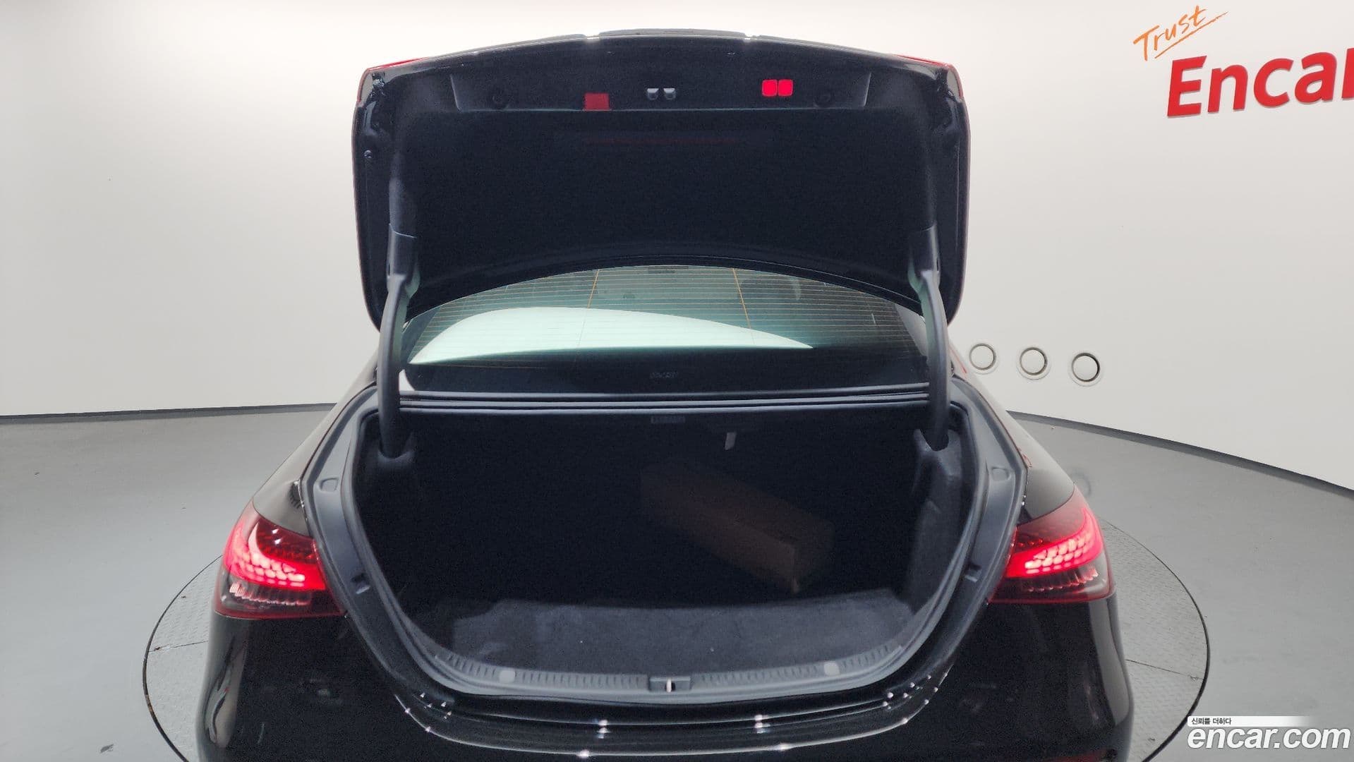 Main__Slider__Photo:E-Class Mercedes-Benz 2022.9-26