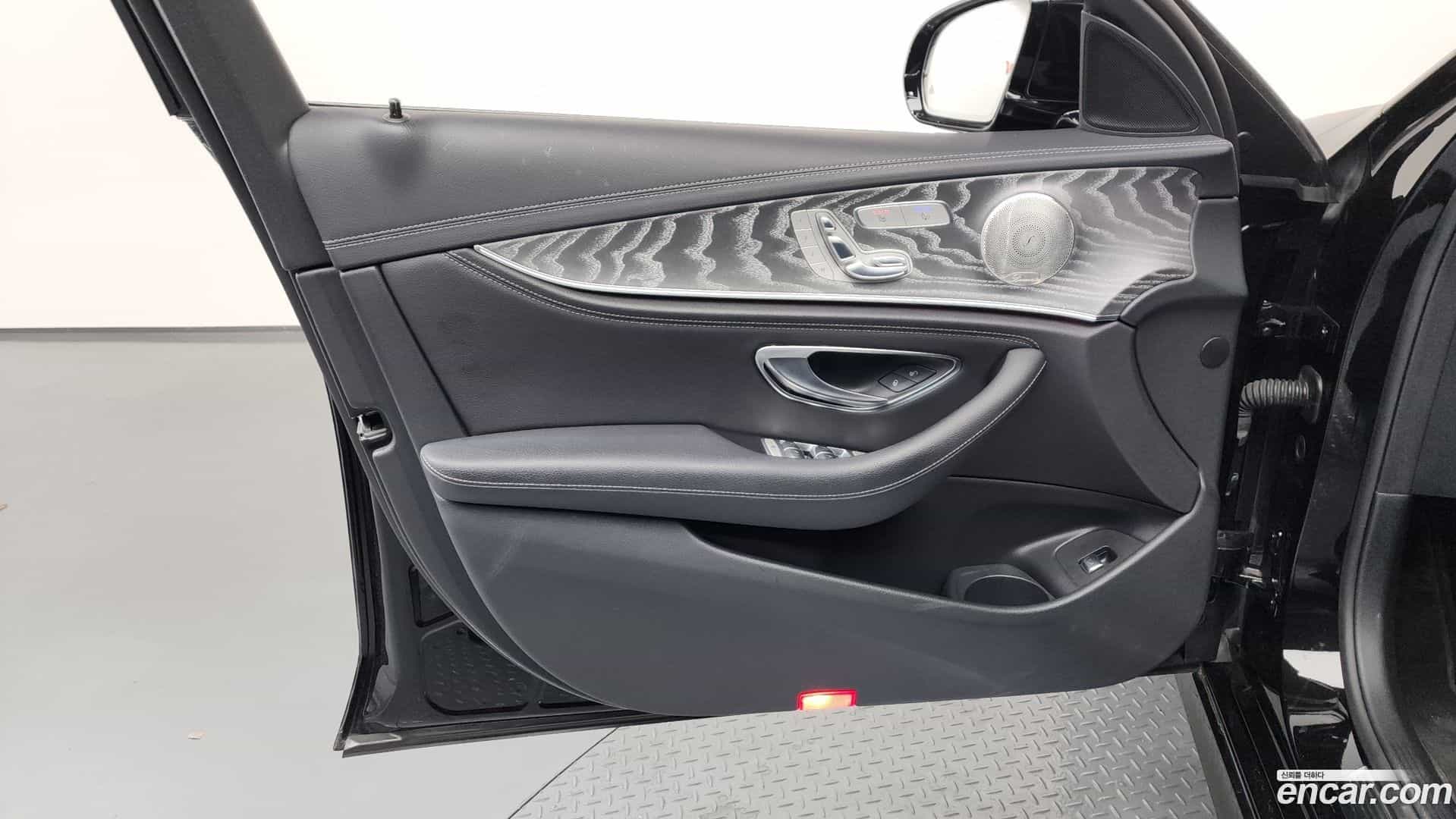 E-Class Mercedes-Benz 2022.9-OPTION-042