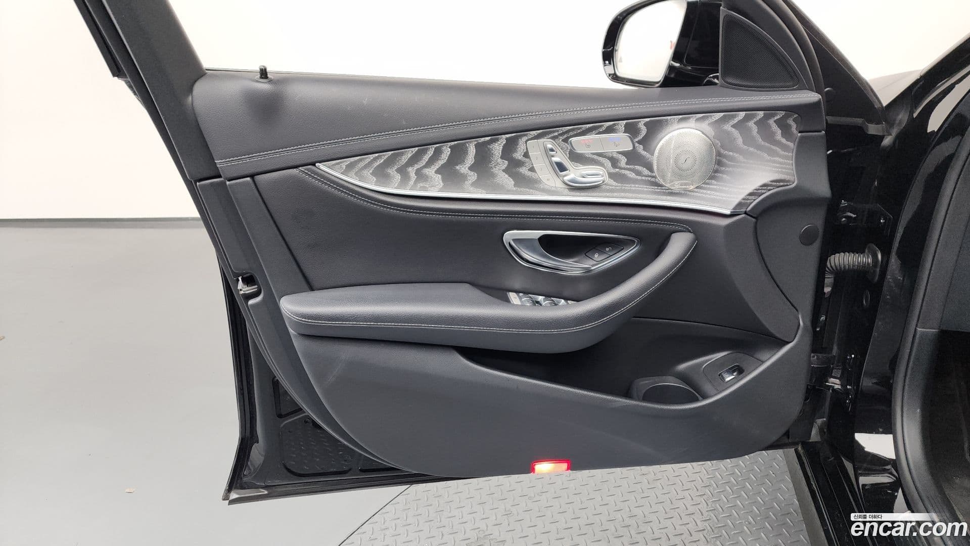 Main__Slider__Photo:E-Class Mercedes-Benz 2022.9-28