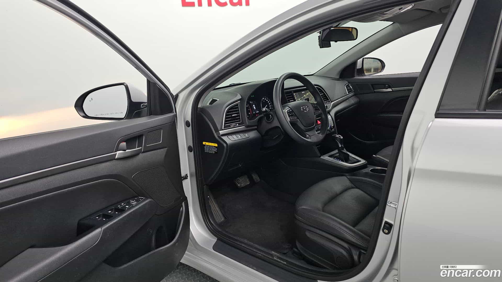 AVANTE Hyundai 2017.6-INNER-010