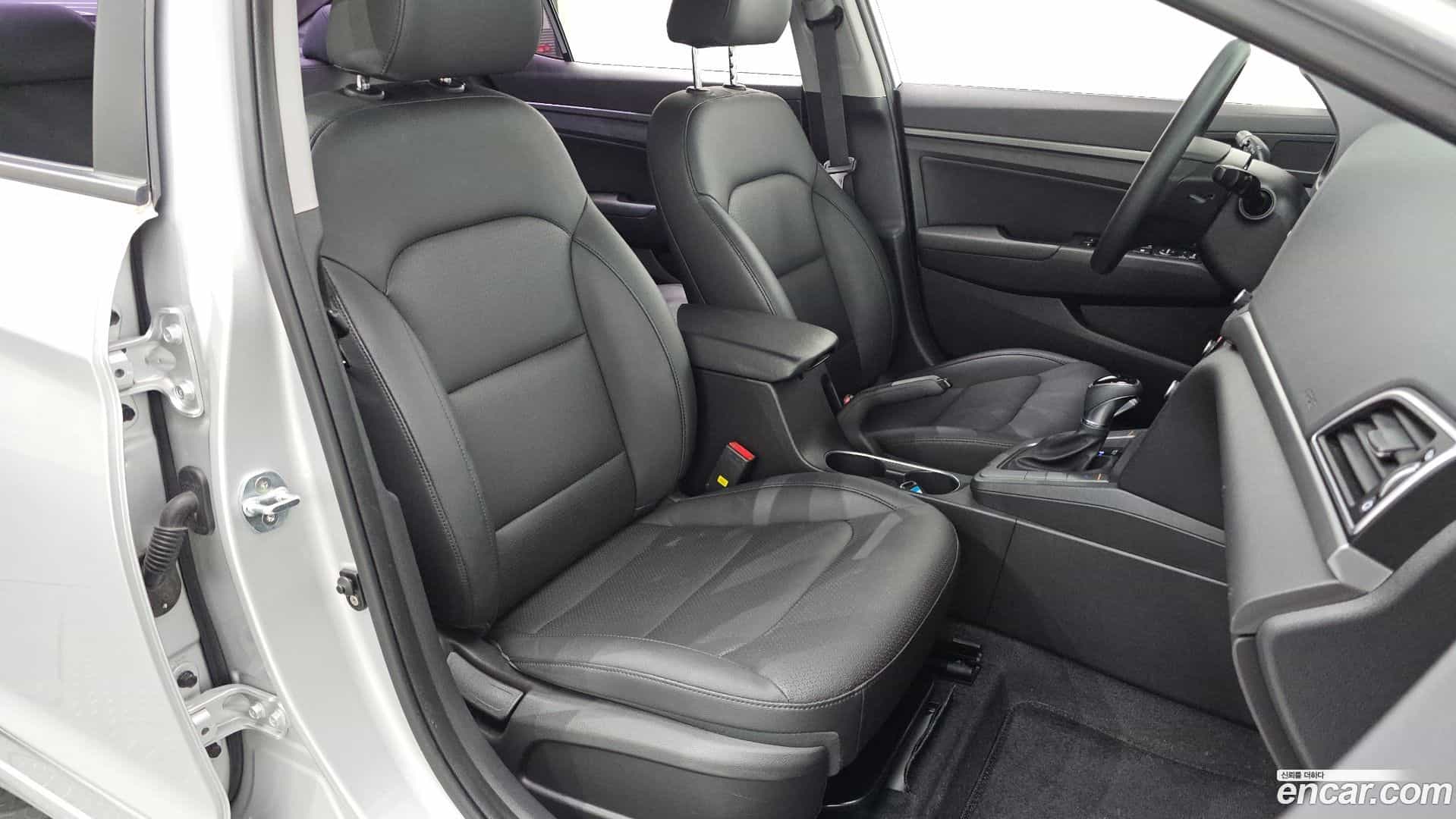 AVANTE Hyundai 2017.6-OPTION-015