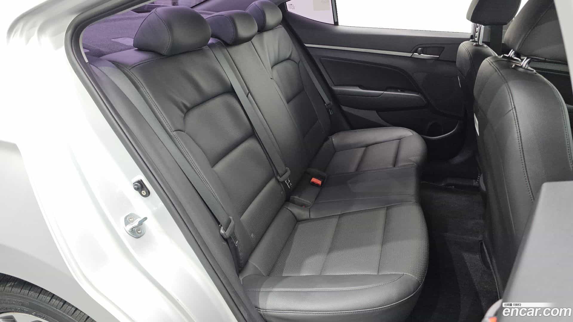 AVANTE Hyundai 2017.6-OPTION-016