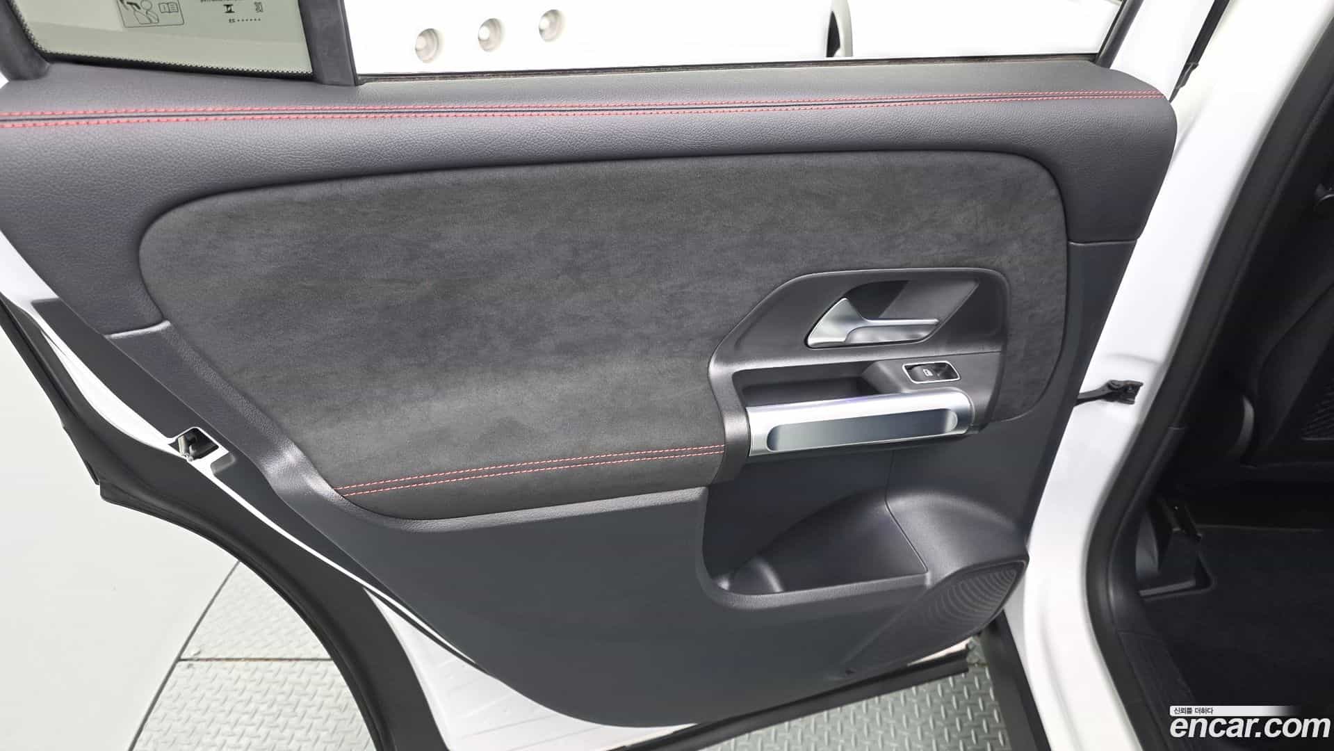GLB-Class Mercedes-Benz 2023.6-INNER-035