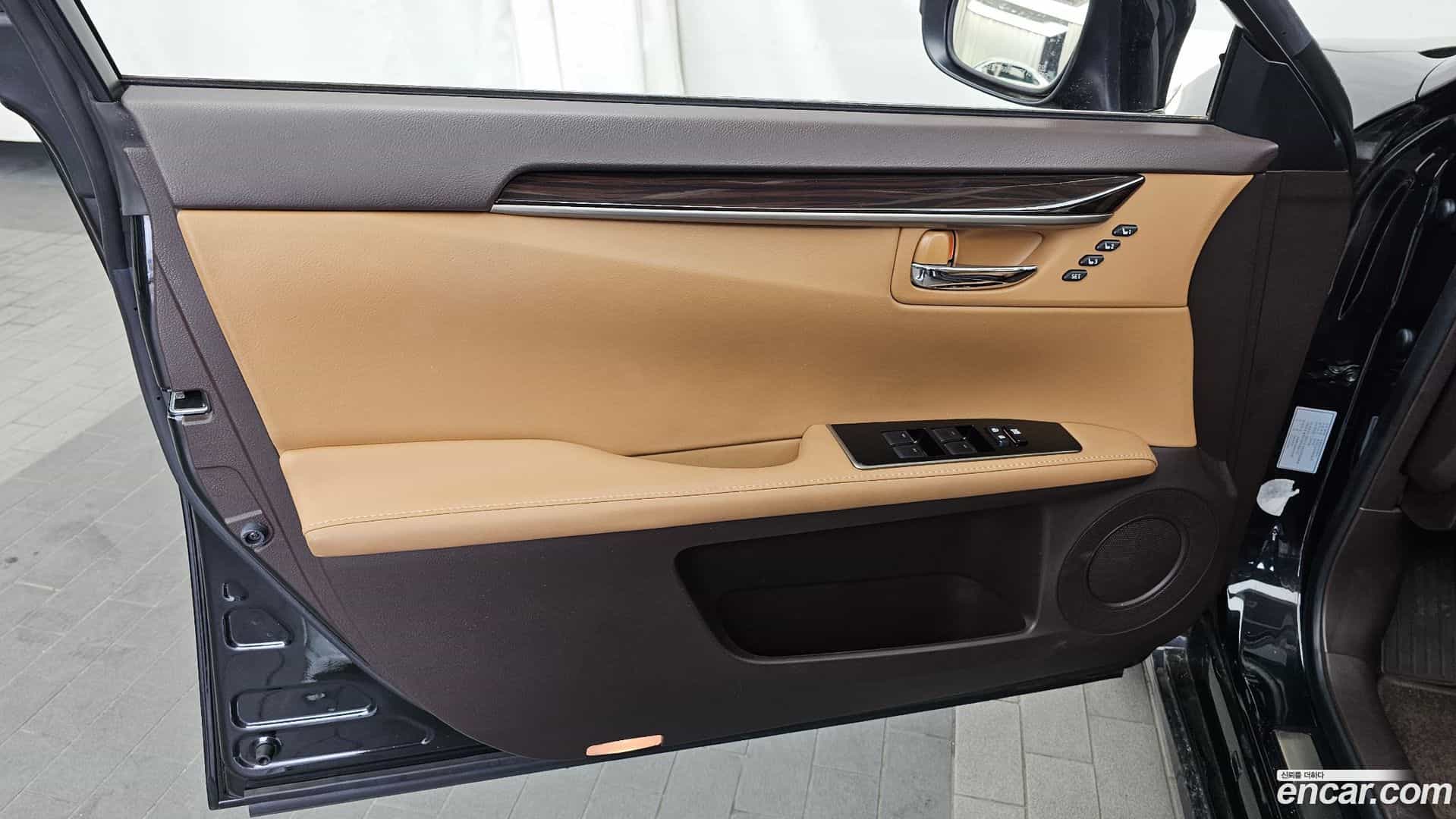 ES Lexus 2017.5-INNER-034
