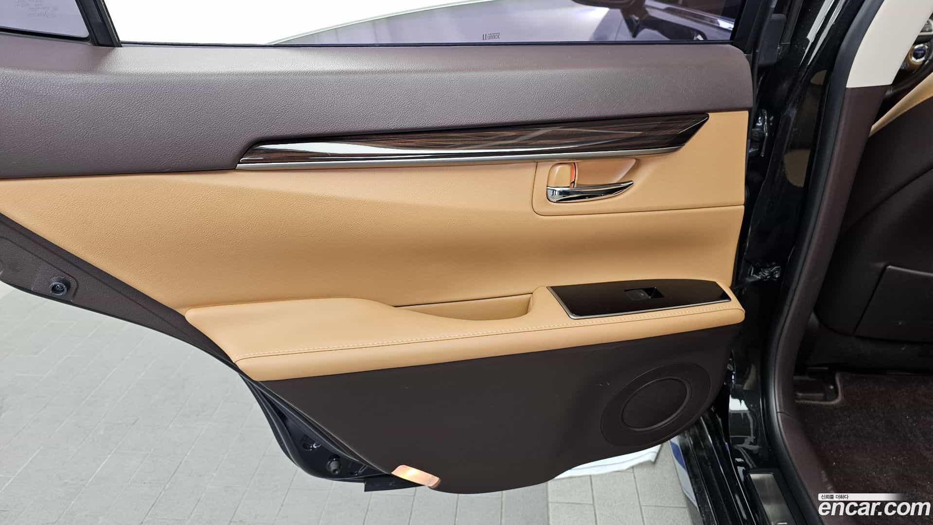 ES Lexus 2017.5-INNER-035