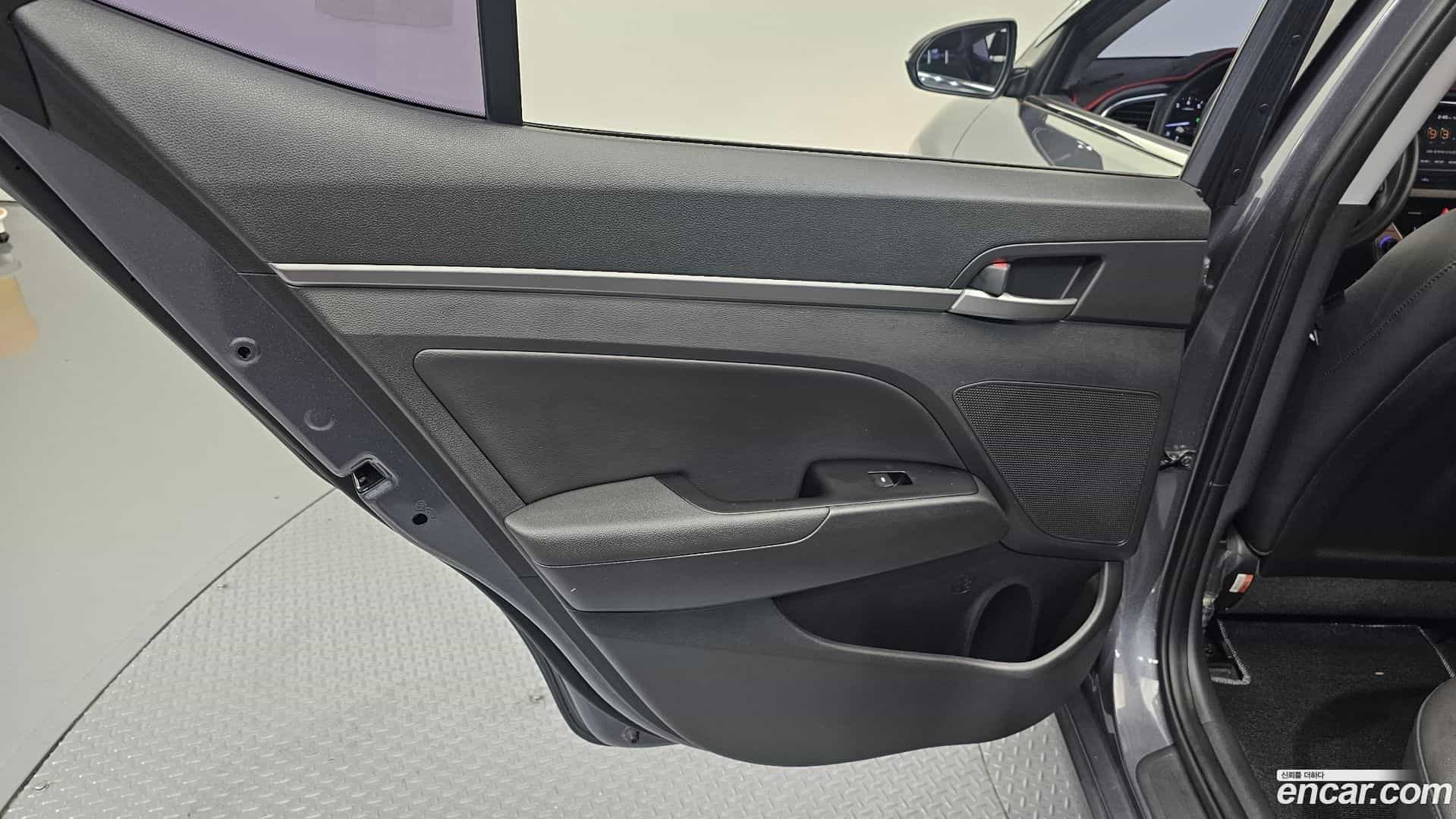 AVANTE Hyundai 2018.2-INNER-035