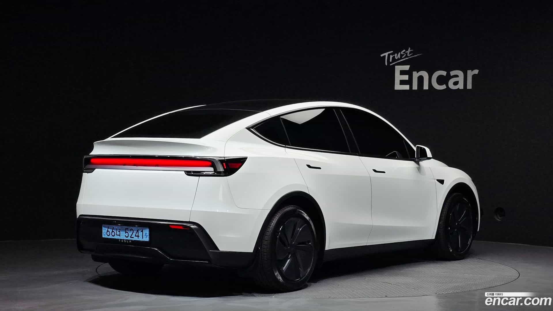 Model Y Tesla 2025.4-OUTER-002