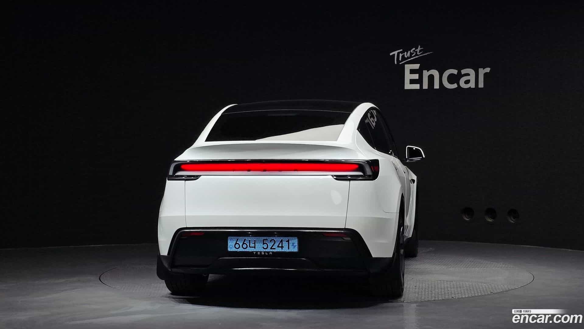 Model Y Tesla 2025.4-OUTER-004