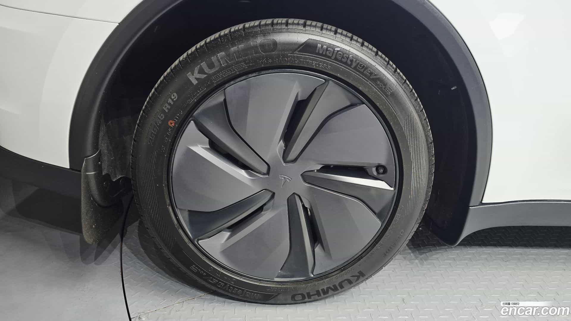 Model Y Tesla 2025.4-OUTER-005