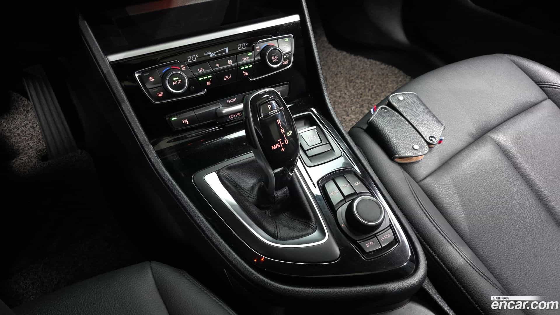 2-Series BMW 2021.0-INNER-009