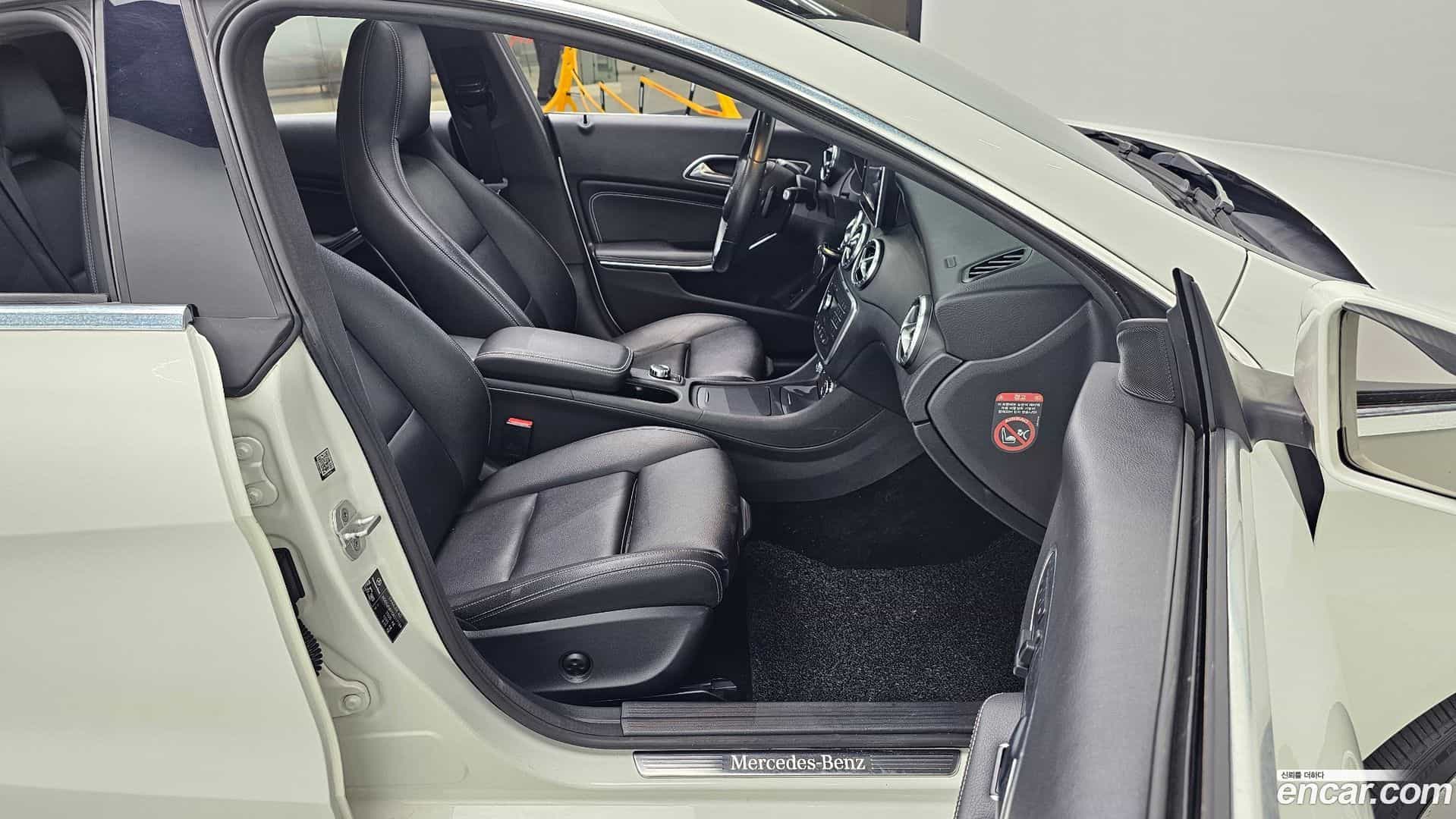 CLA-Class Mercedes-Benz 2016.0-INNER-010