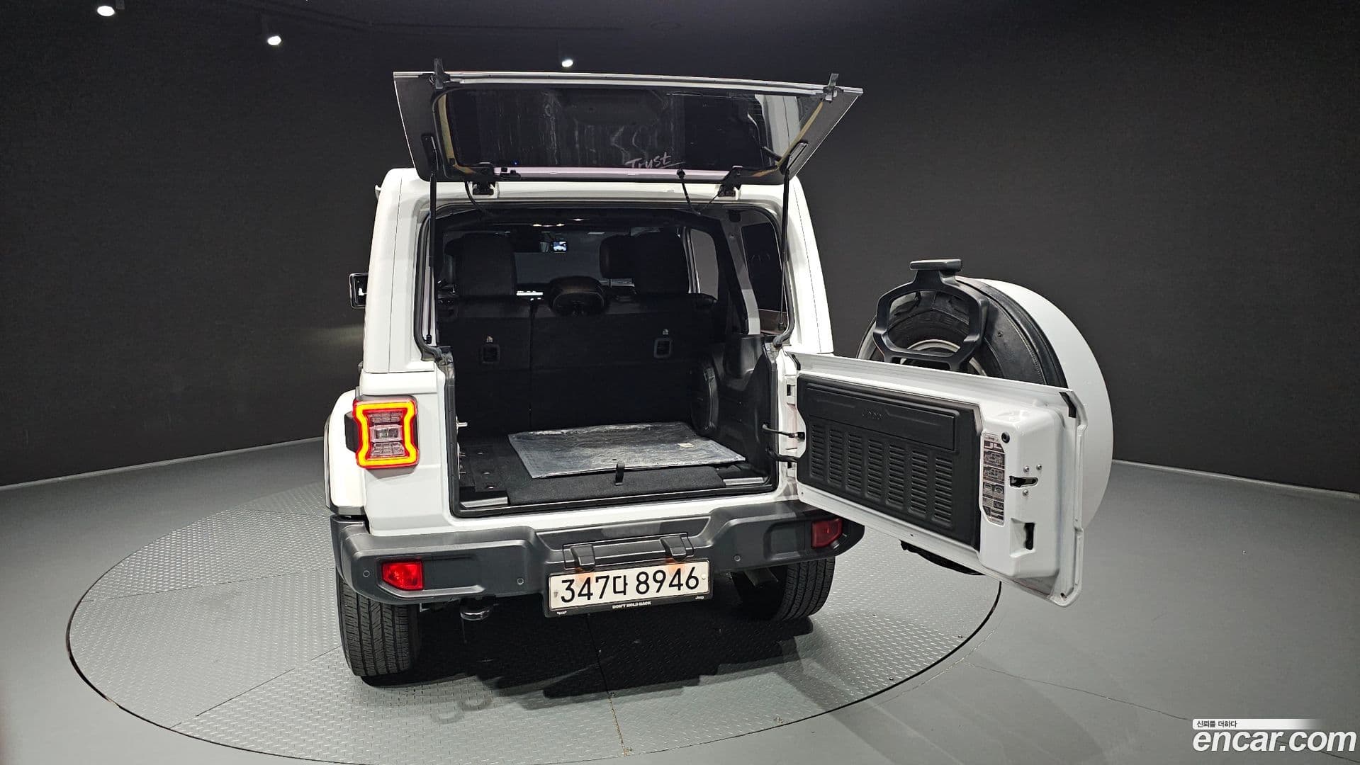 Main__Slider__Photo:Wrangler Jeep 2020.8-19