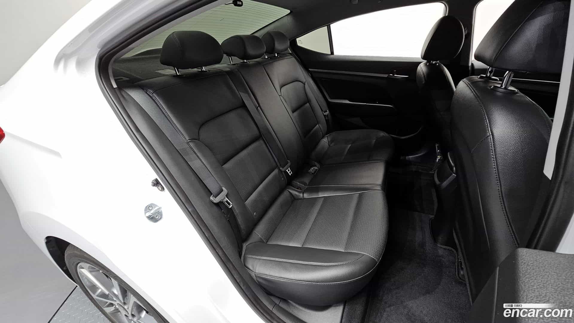AVANTE Hyundai 2017.11-OPTION-015