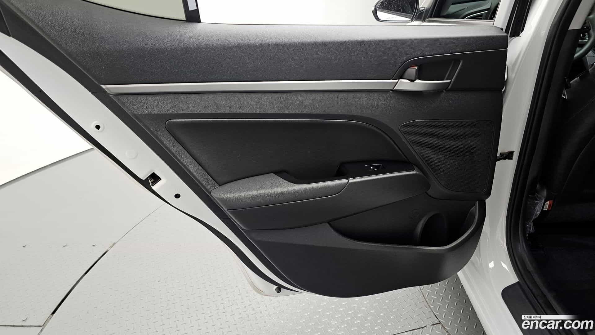 AVANTE Hyundai 2017.11-INNER-035