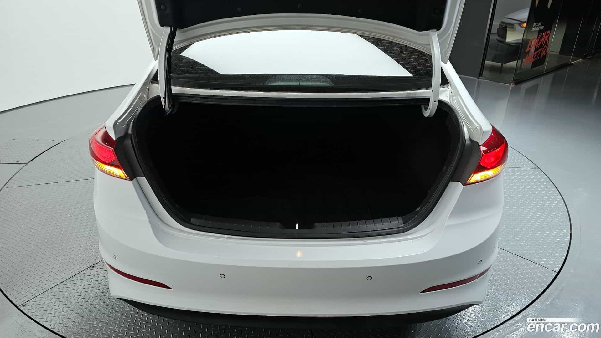 AVANTE Hyundai 2017.11-OPTION-041