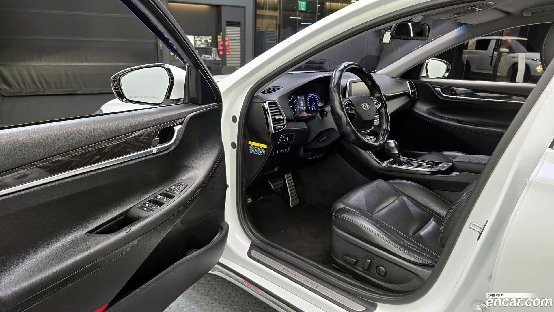 Main__Slider__Photo:Grandeur Hyundai 2018.2-9