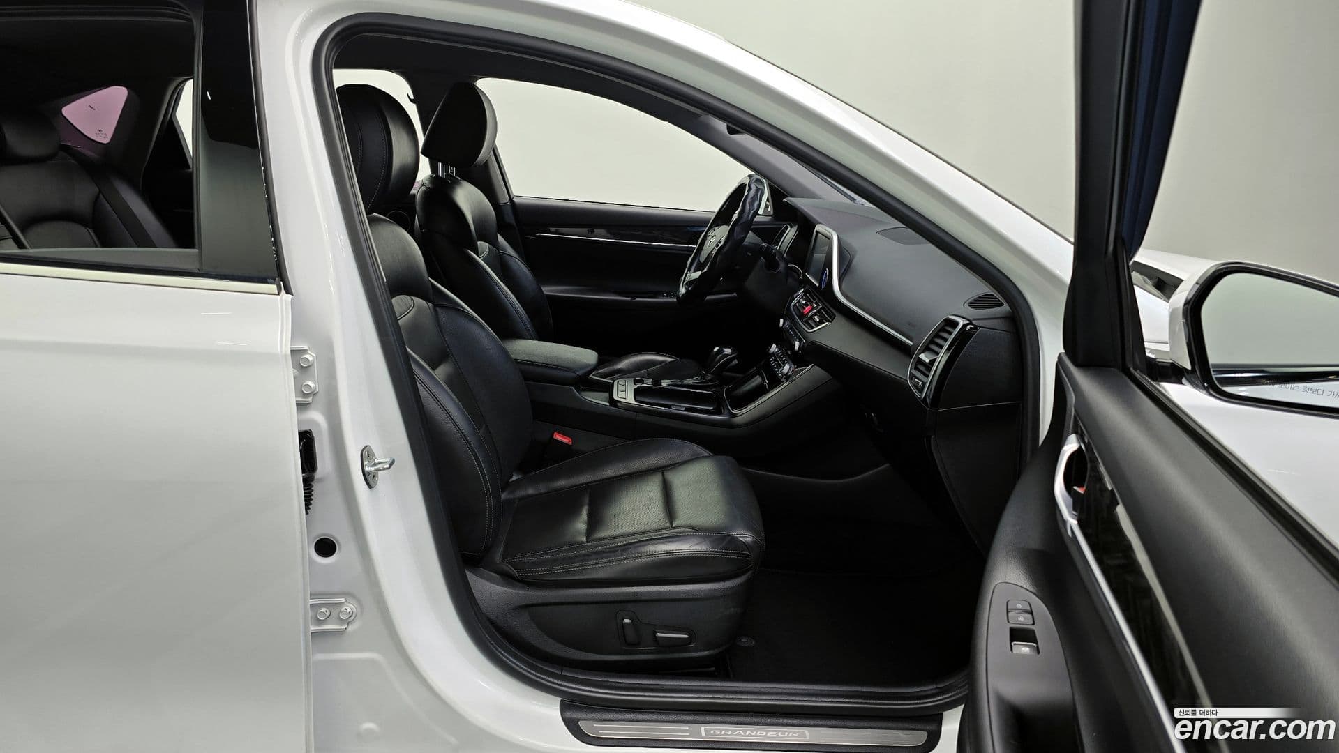 Main__Slider__Photo:Grandeur Hyundai 2018.2-10