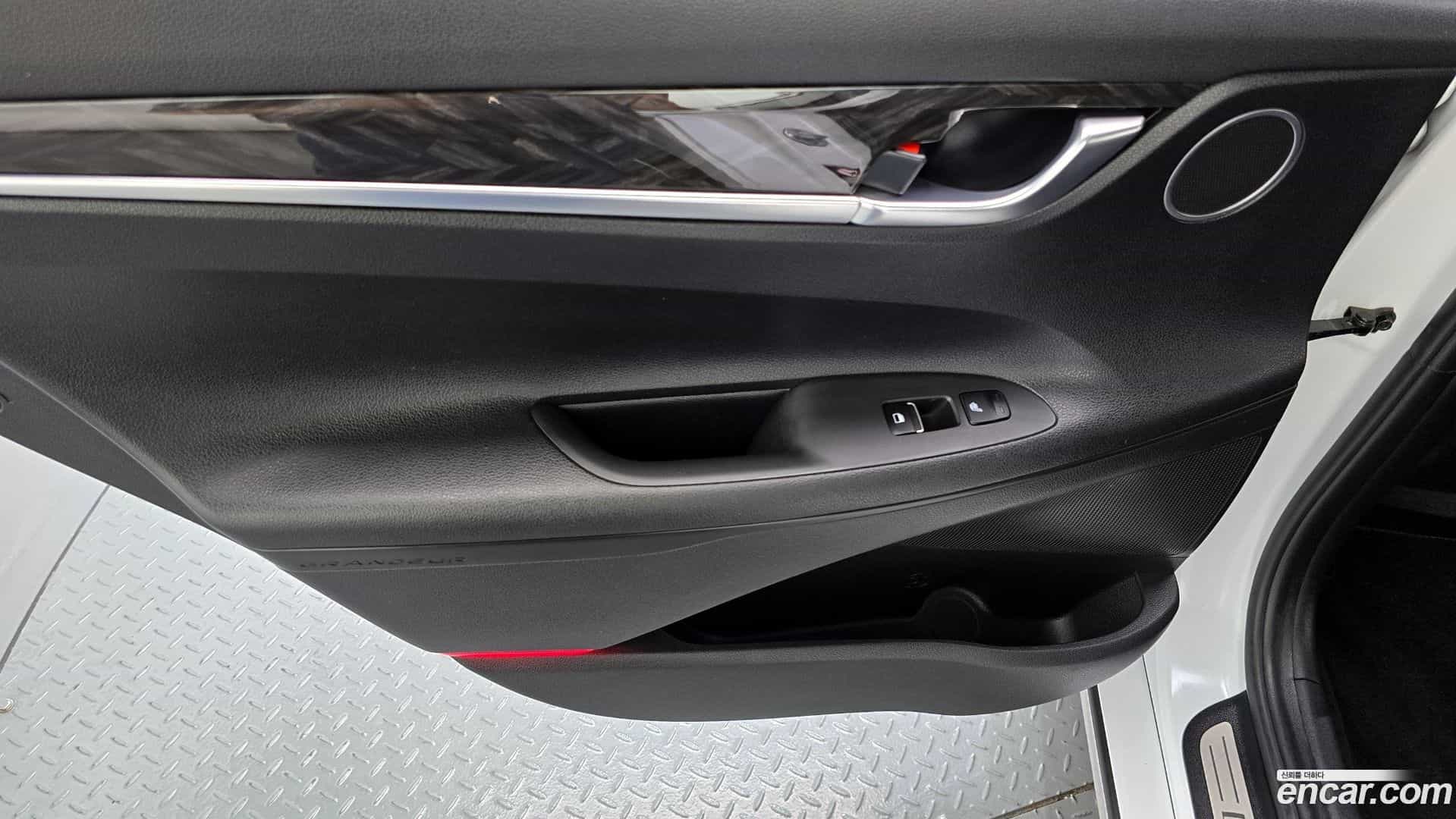 Grandeur Hyundai 2018.2-INNER-035