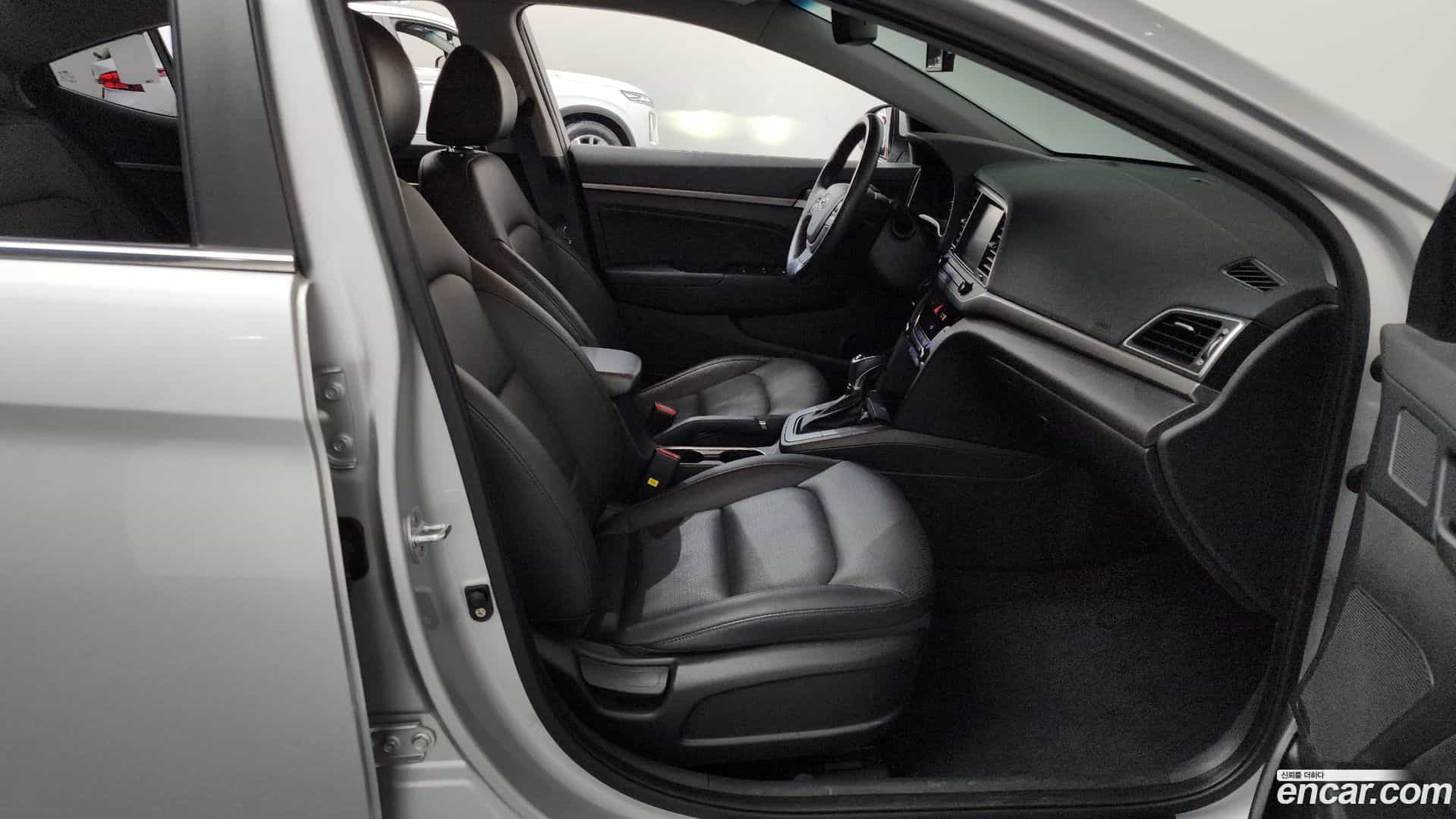 AVANTE Hyundai 2017.5-INNER-036