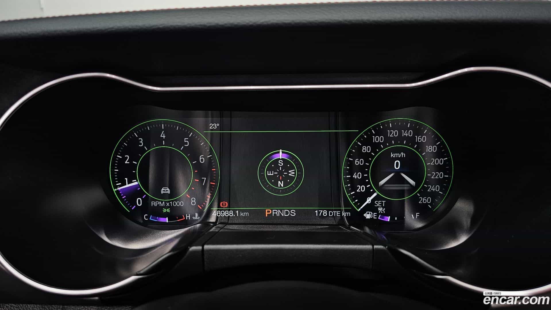 Mustang Ford 2022.10-INNER-008
