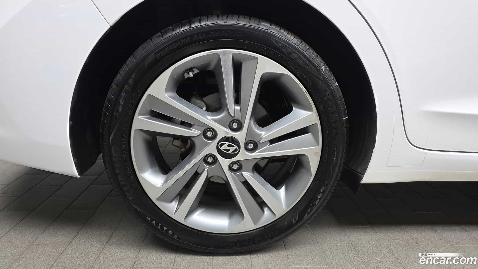 AVANTE Hyundai 2017.6-OUTER-005