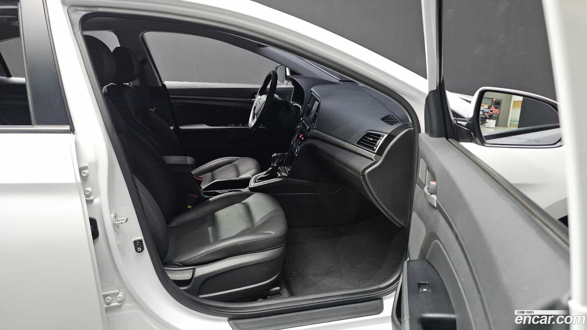AVANTE Hyundai 2017.0-OPTION-022