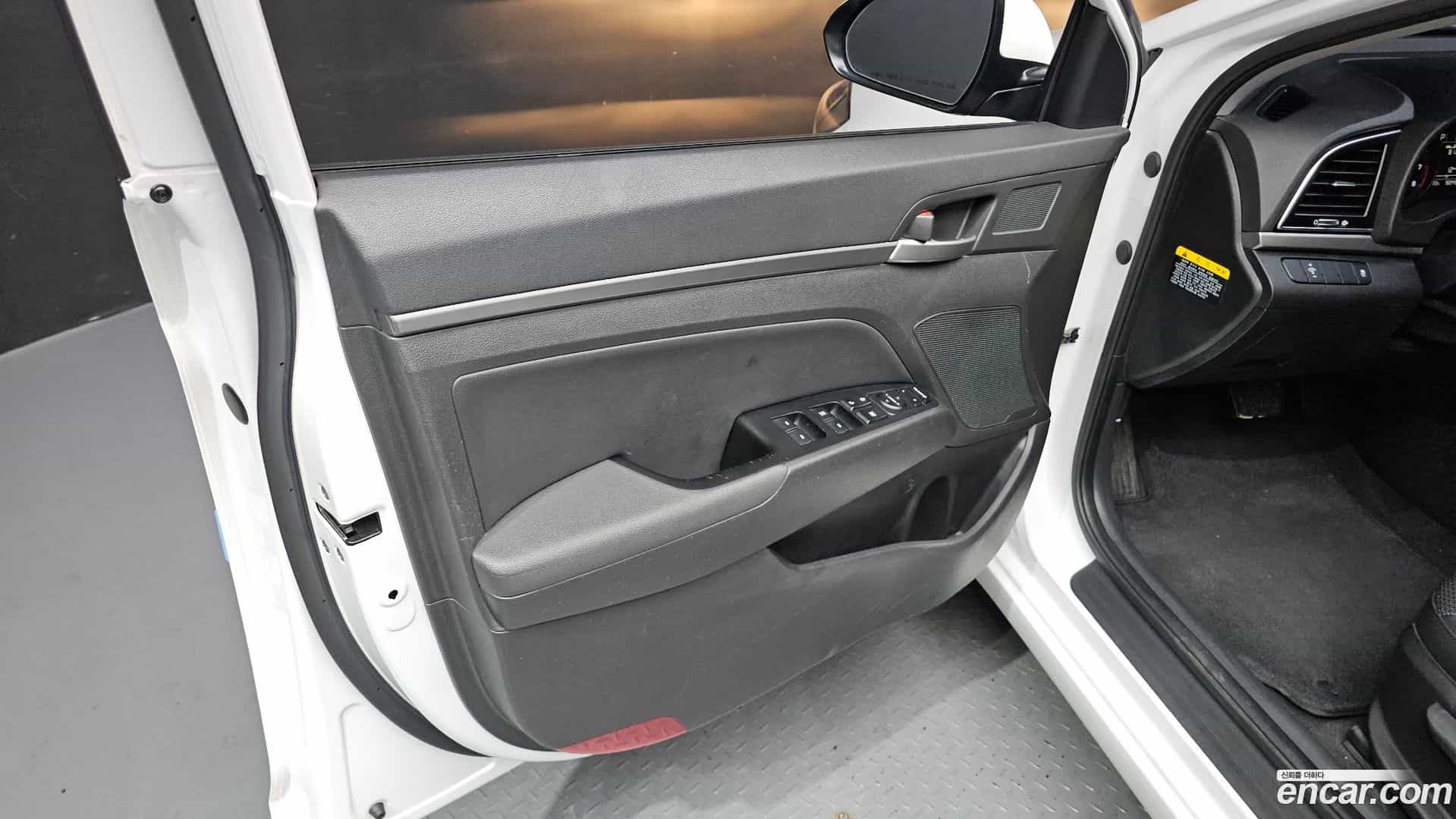 AVANTE Hyundai 2017.0-INNER-034
