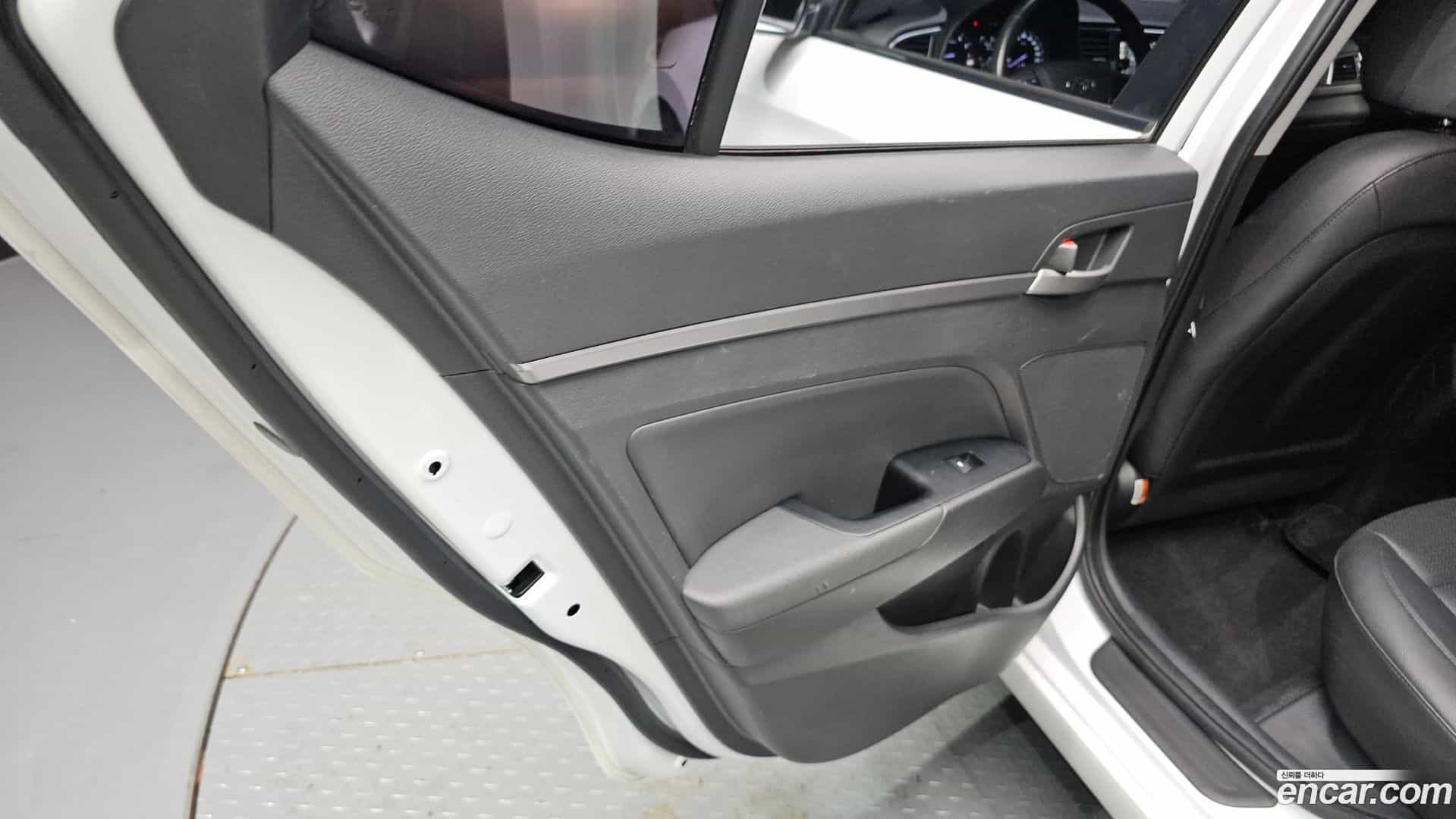 AVANTE Hyundai 2017.0-INNER-035