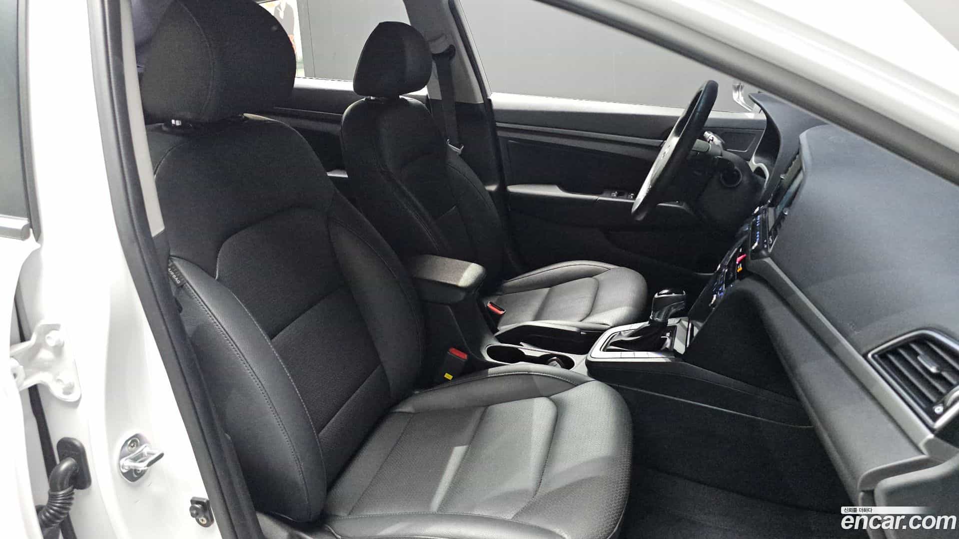 AVANTE Hyundai 2017.0-INNER-036
