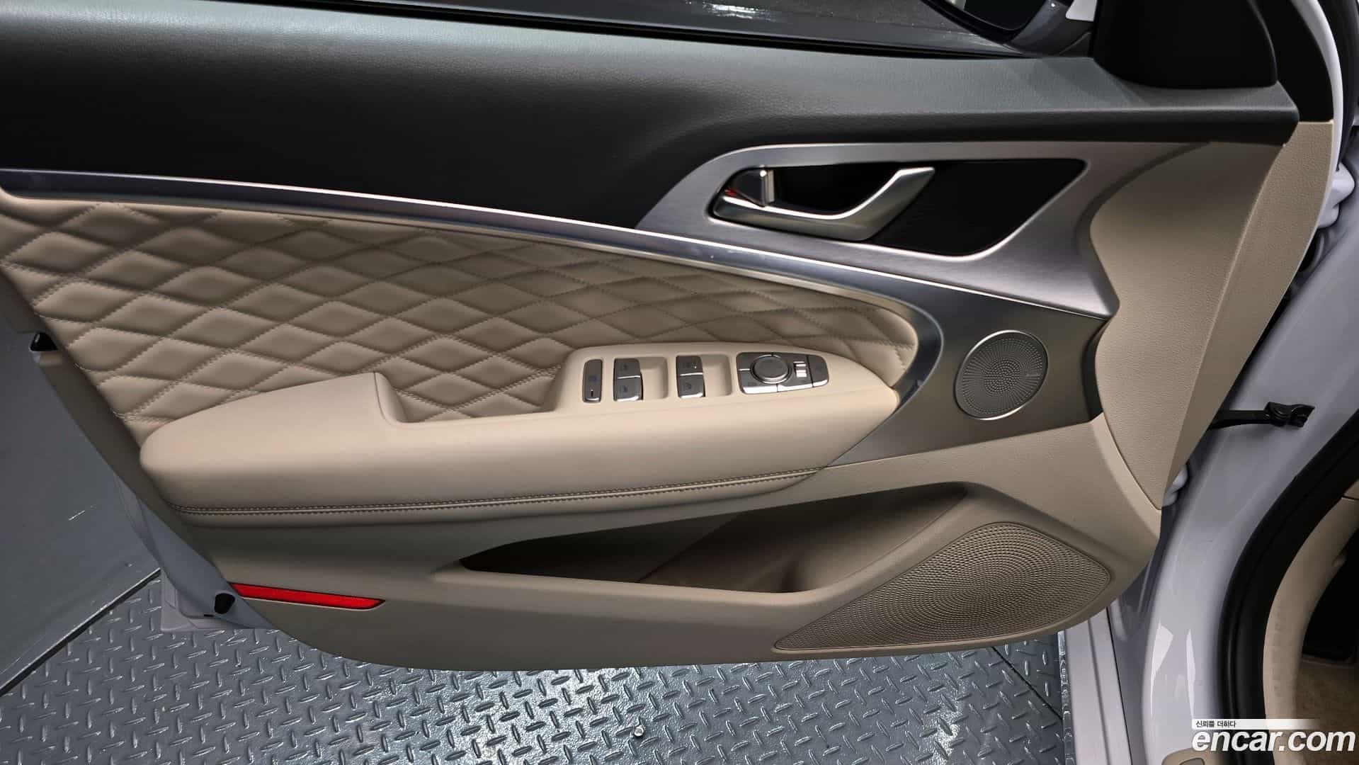 G70 Genesis 2018.0-INNER-034