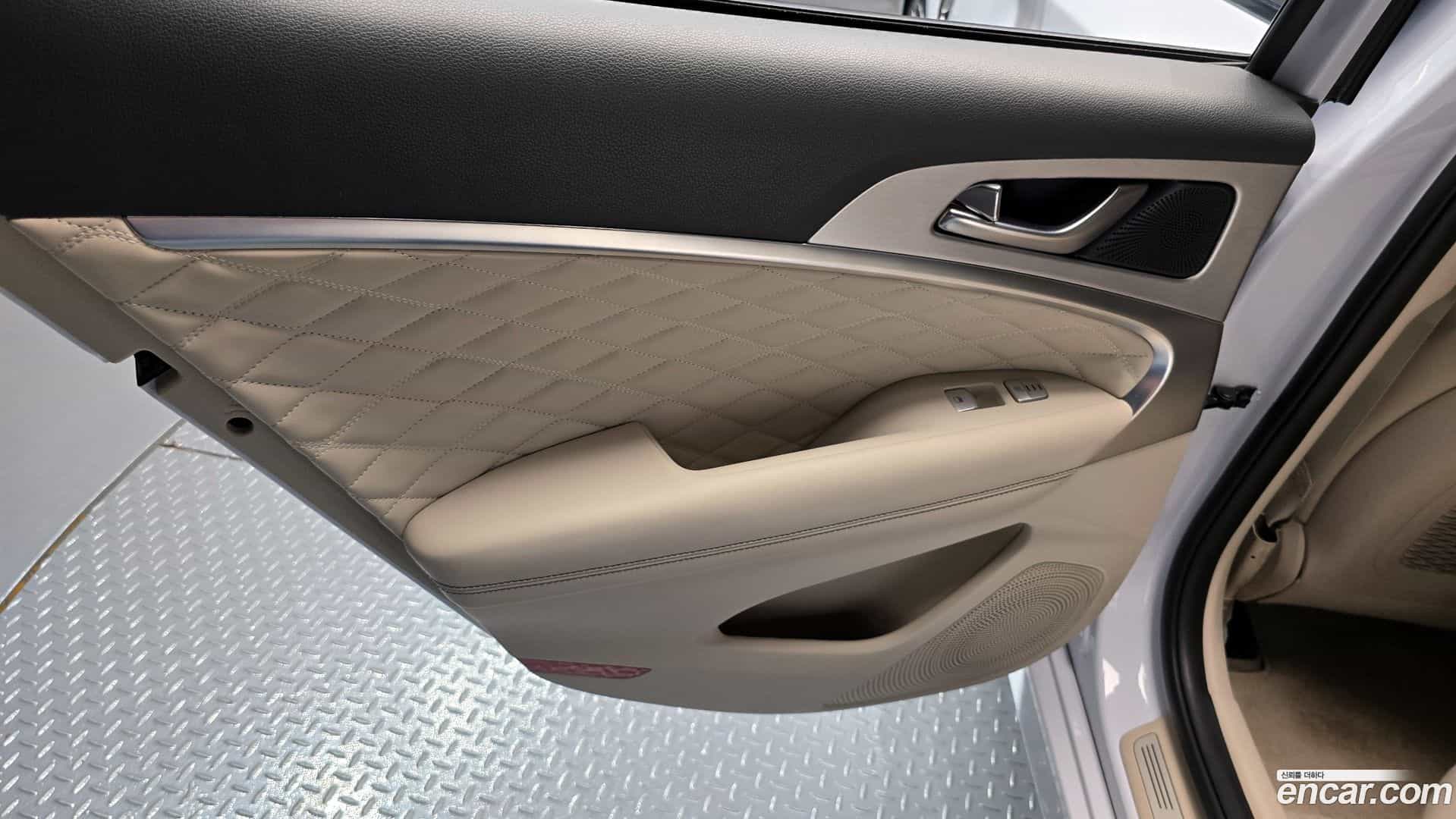 G70 Genesis 2018.0-INNER-035