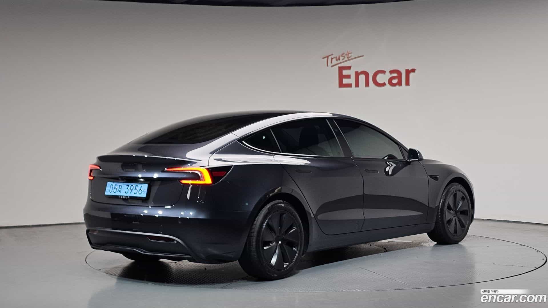 Model 3 Tesla 2025.10-OUTER-002