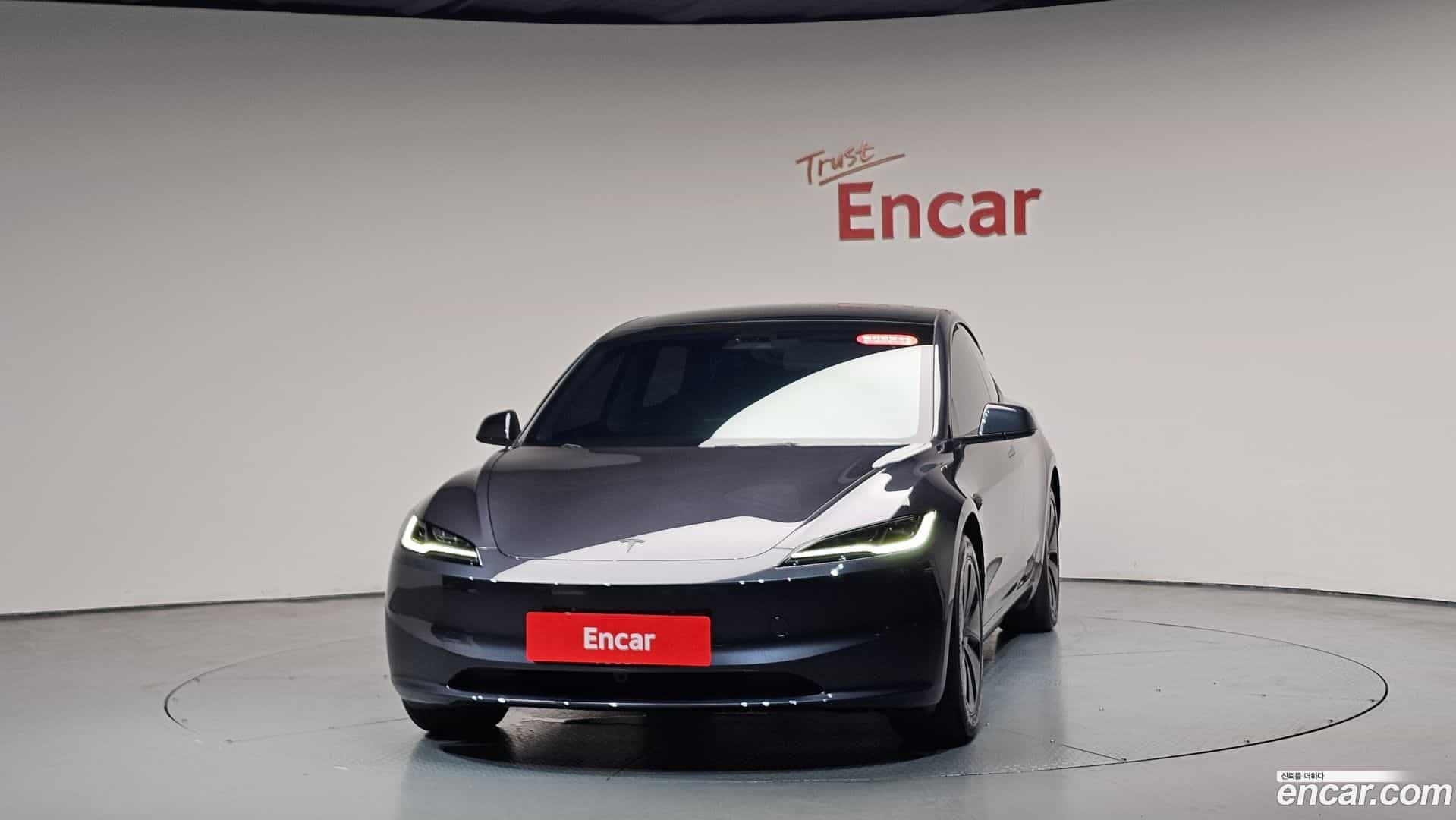 Model 3 Tesla 2025.10-OUTER-003