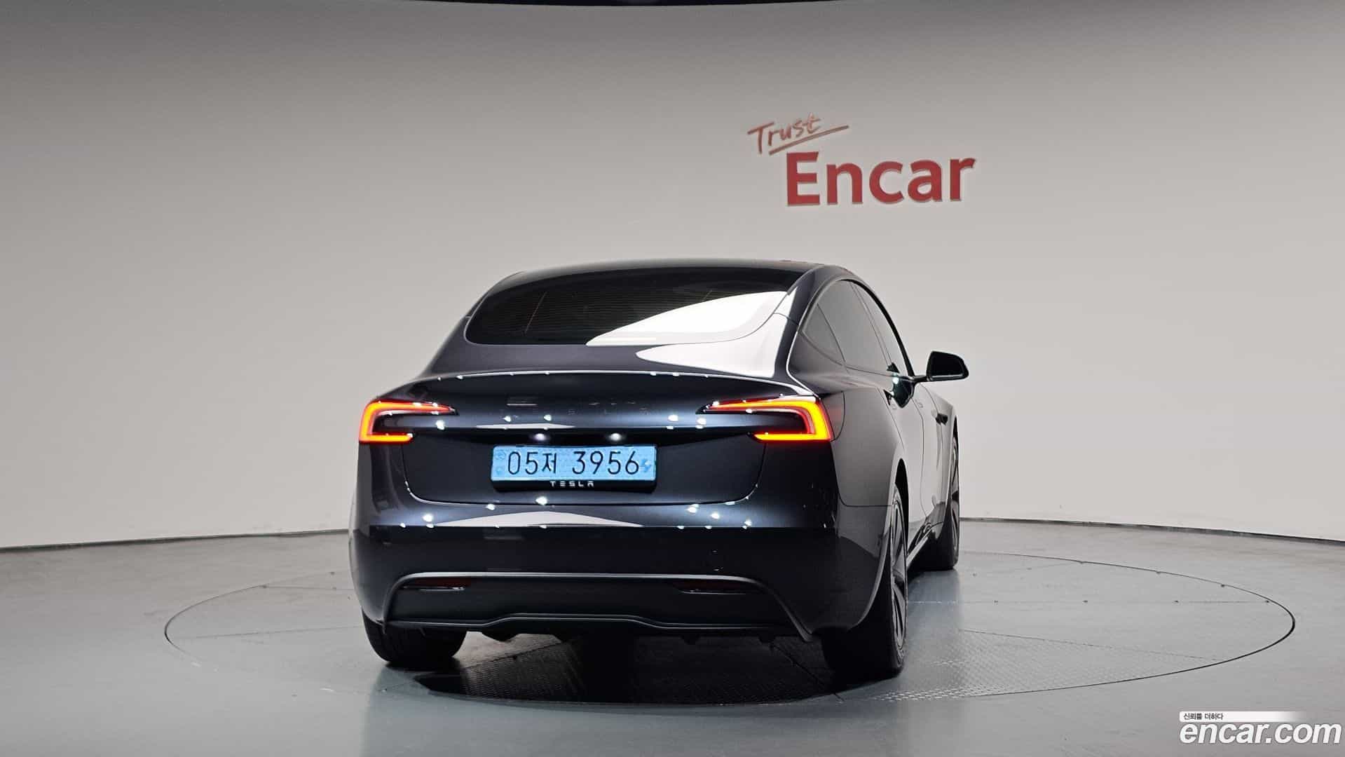 Model 3 Tesla 2025.10-OUTER-004
