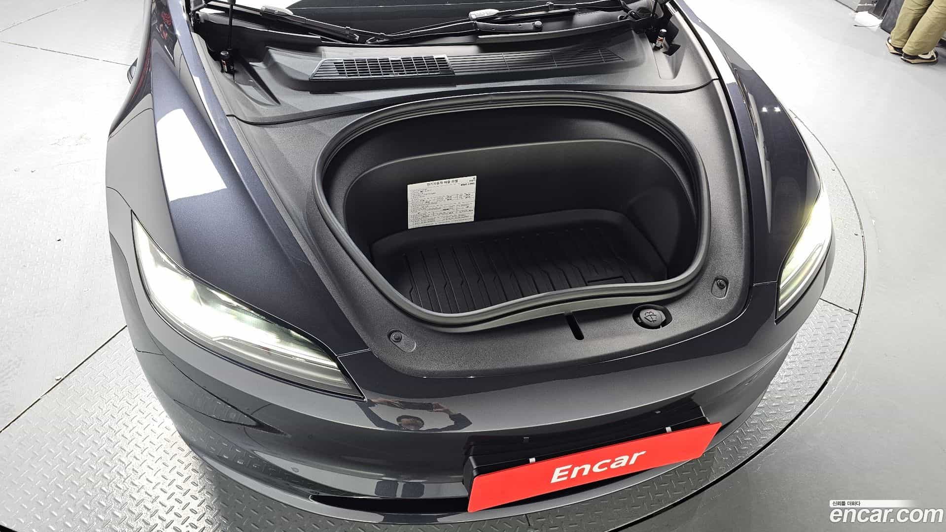 Model 3 Tesla 2025.10-OUTER-006