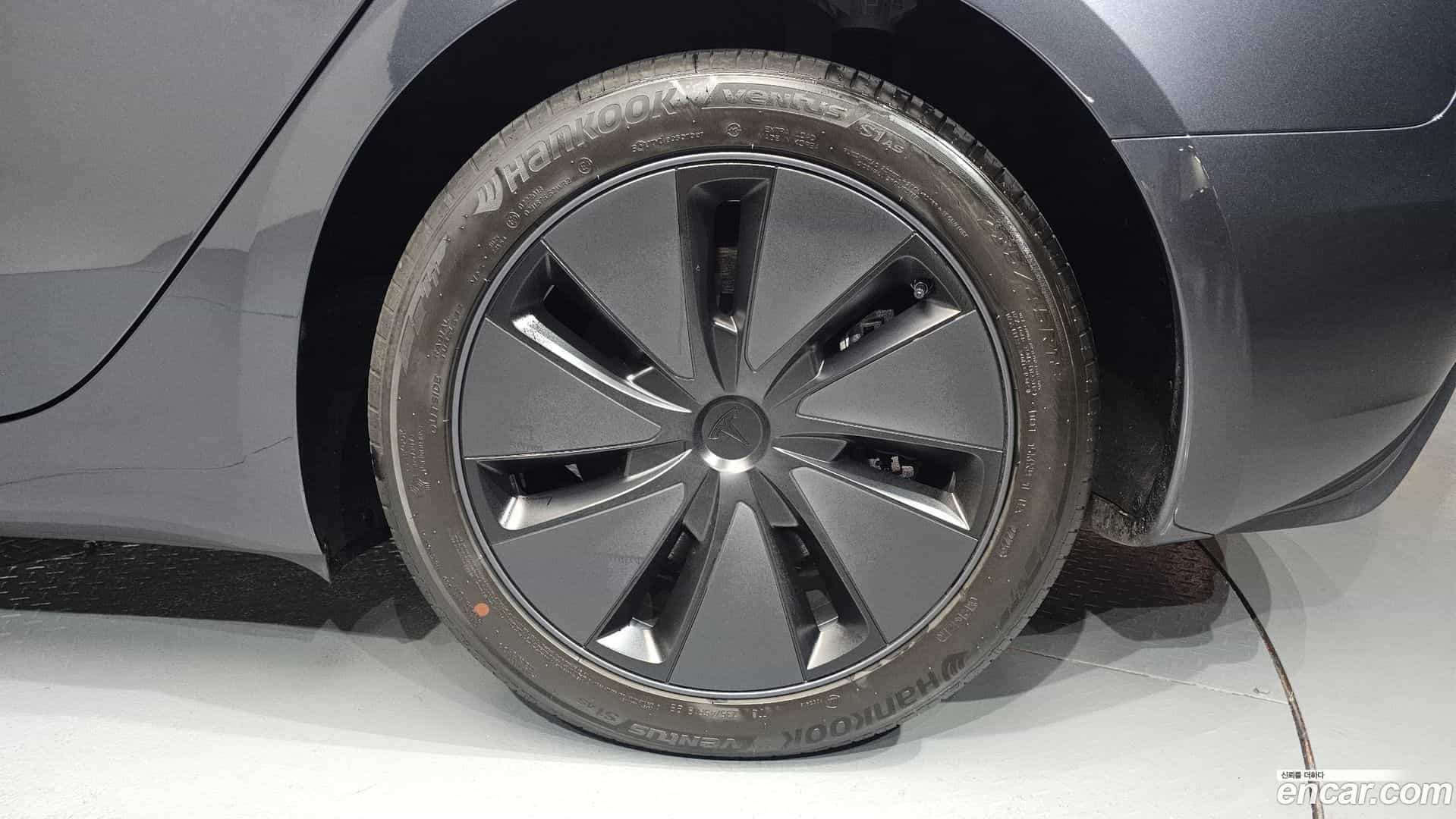 Model 3 Tesla 2025.10-OUTER-031