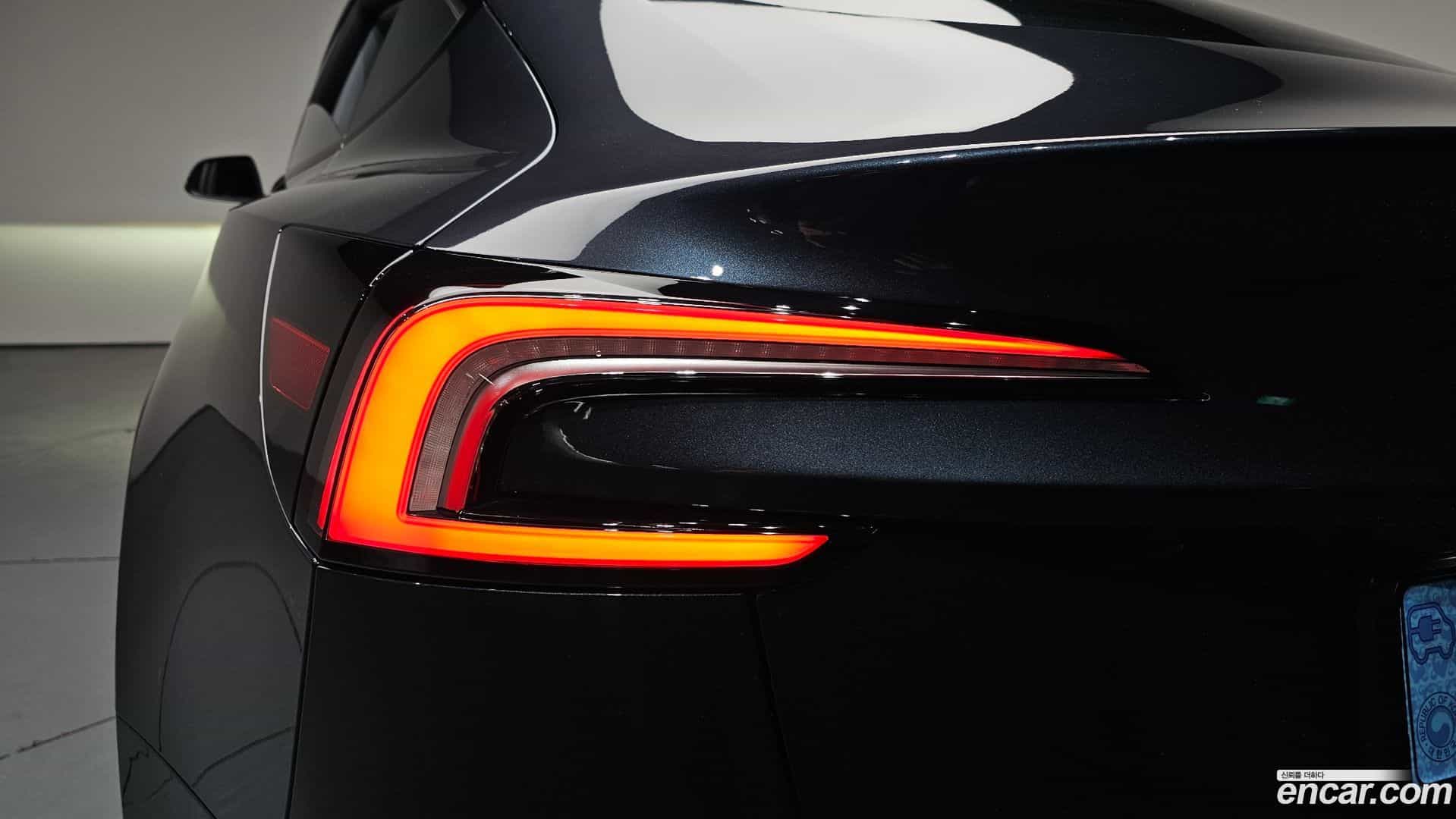 Model 3 Tesla 2025.10-OUTER-033
