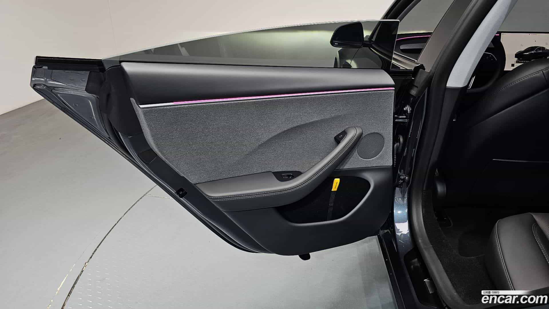 Model 3 Tesla 2025.10-INNER-035