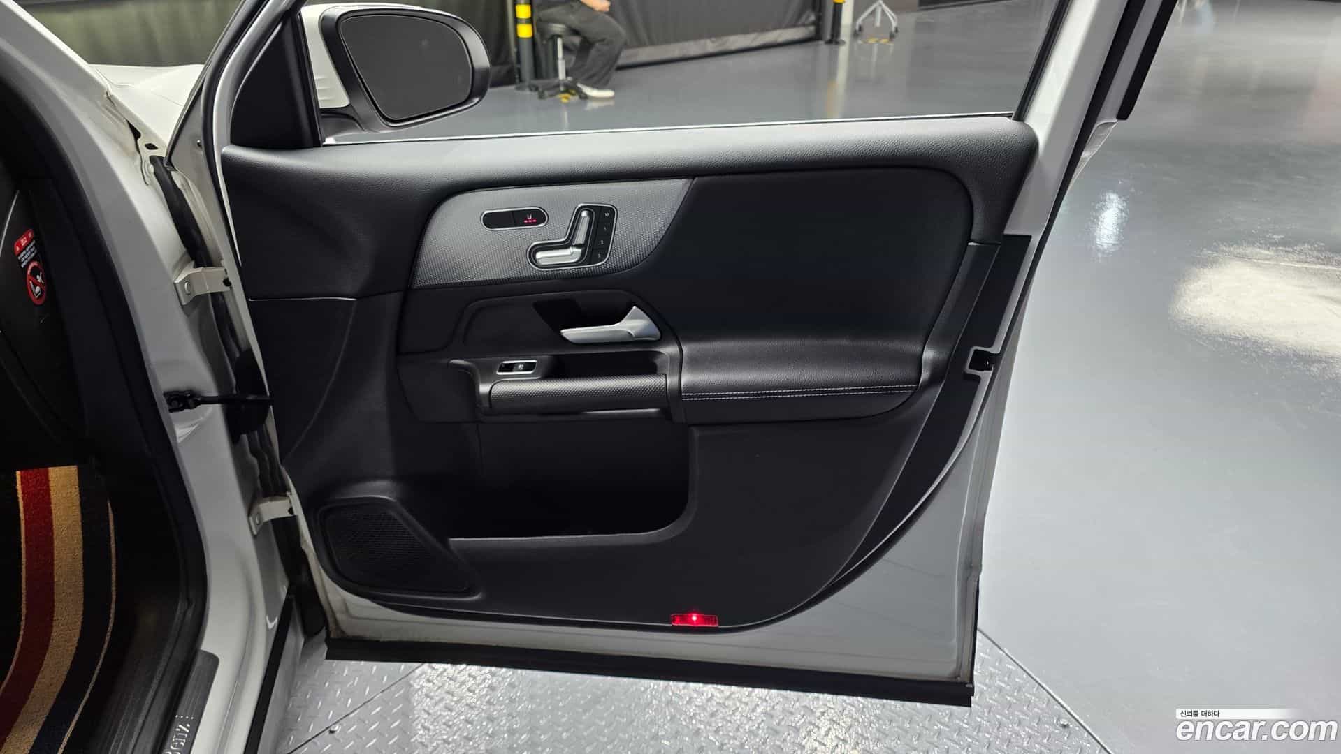GLB-Class Mercedes-Benz 2021.8-INNER-034