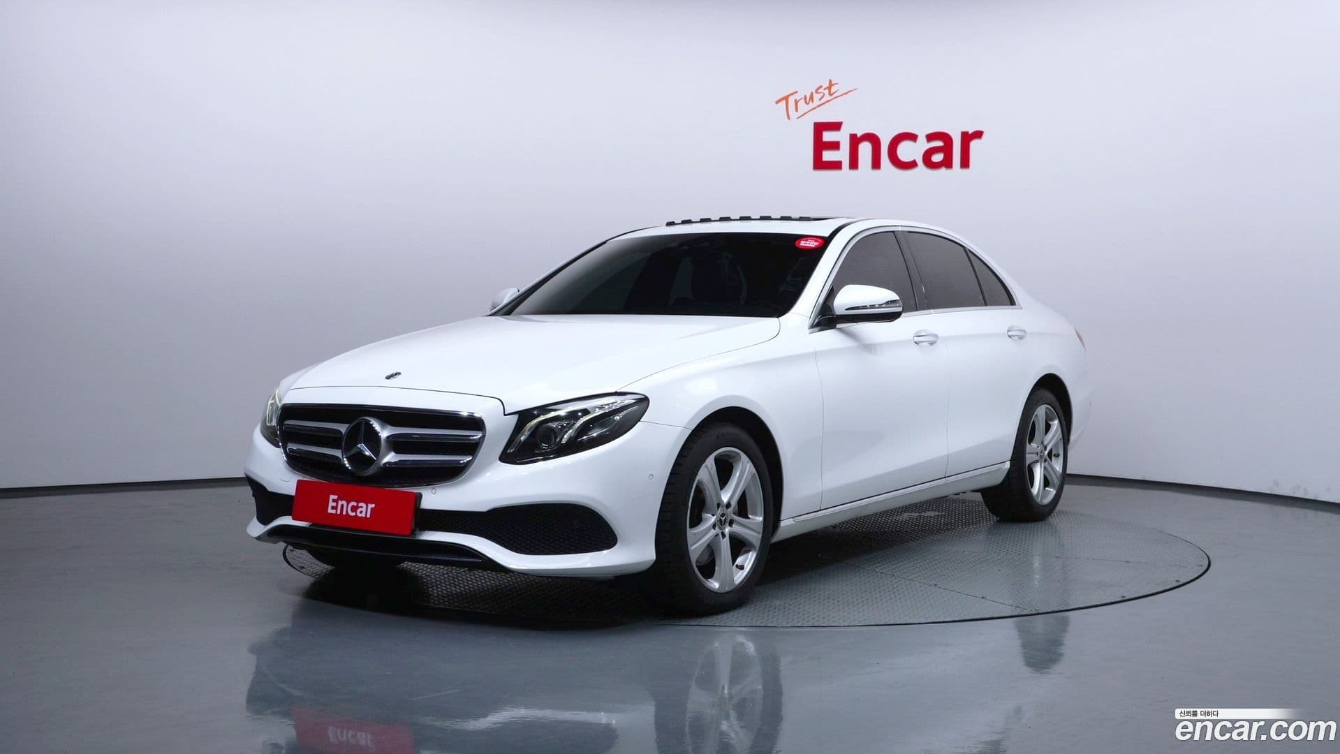 Main__Slider__Photo:E-Class Mercedes-Benz 2017.6-0