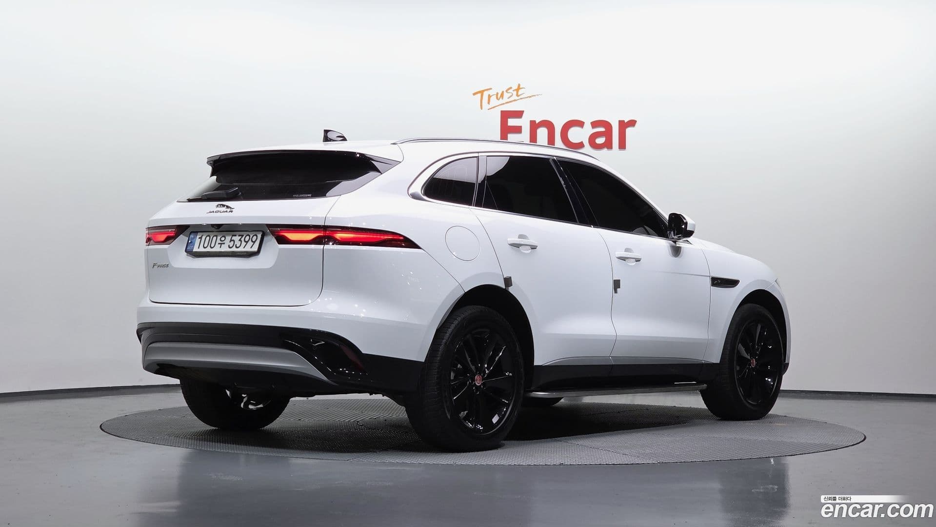 Main__Slider__Photo:F-PACE Jaguar 2022.1-1
