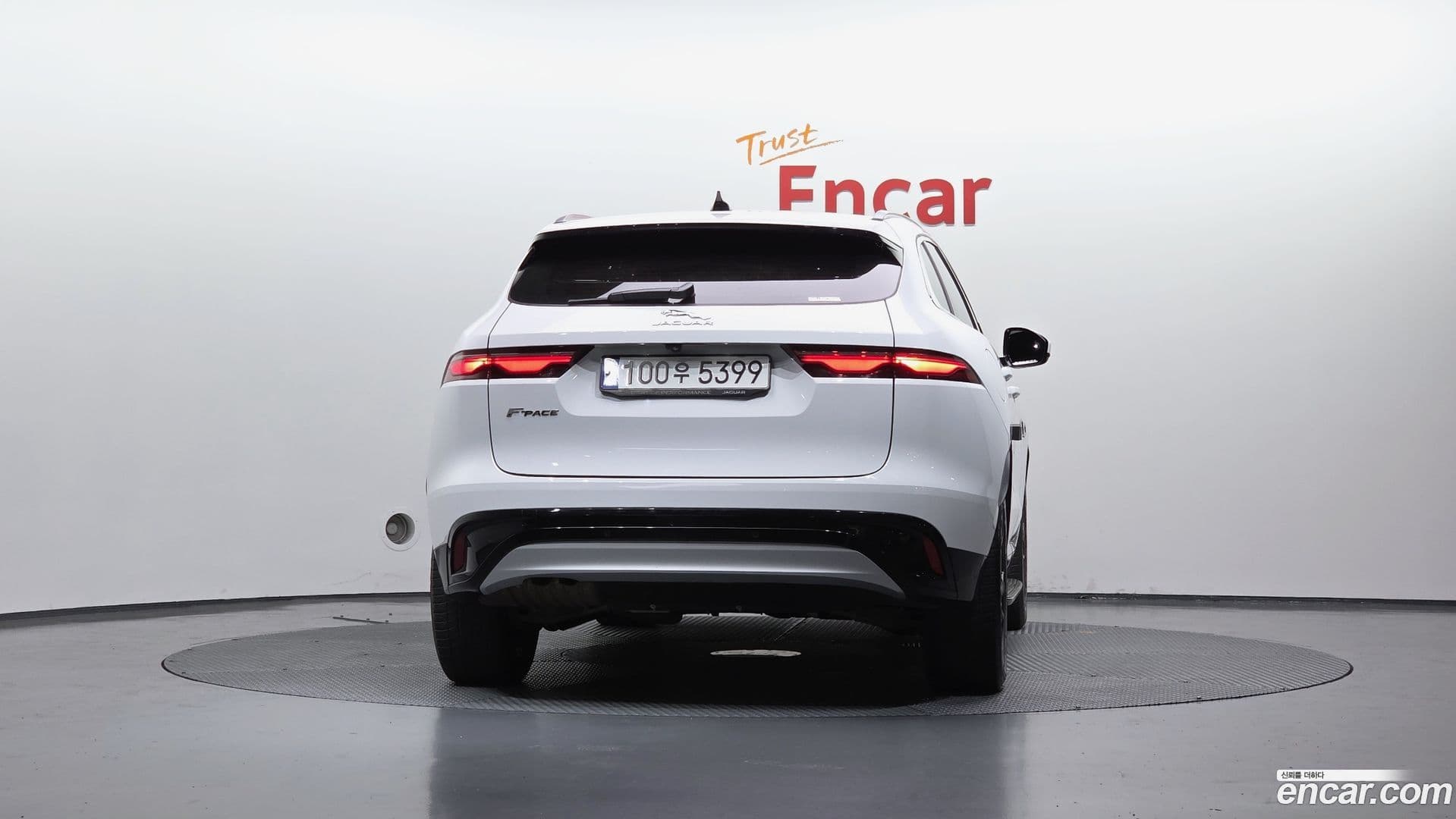 Main__Slider__Photo:F-PACE Jaguar 2022.1-3