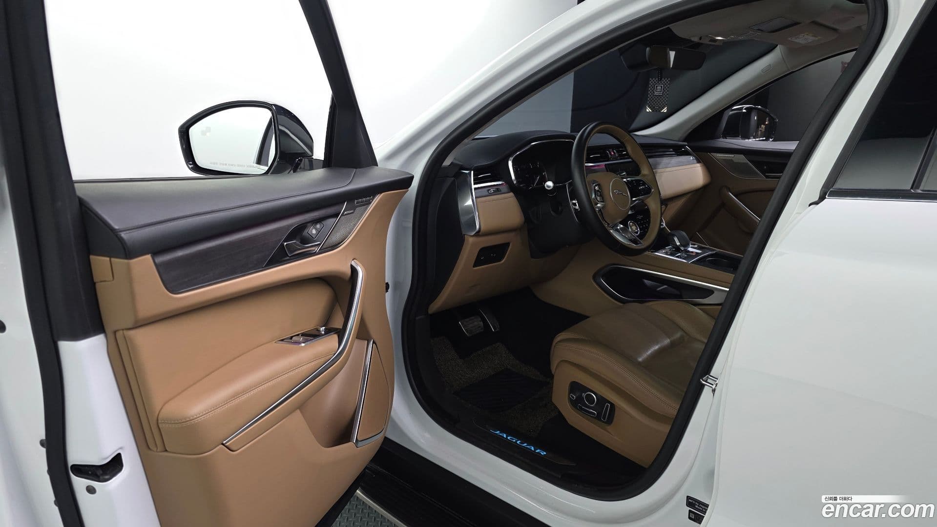 Main__Slider__Photo:F-PACE Jaguar 2022.1-9