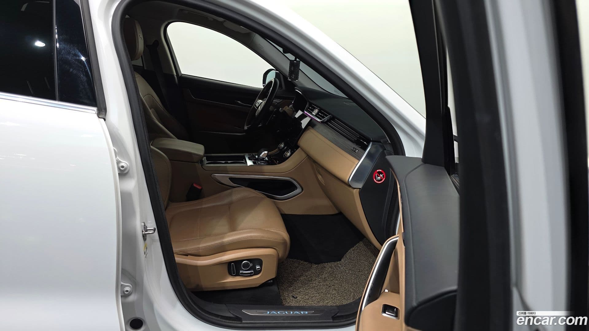 Main__Slider__Photo:F-PACE Jaguar 2022.1-10