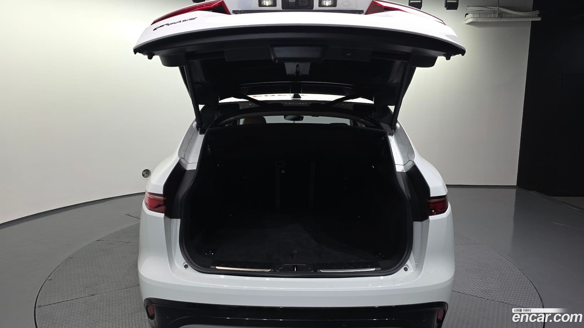 Main__Slider__Photo:F-PACE Jaguar 2022.1-19