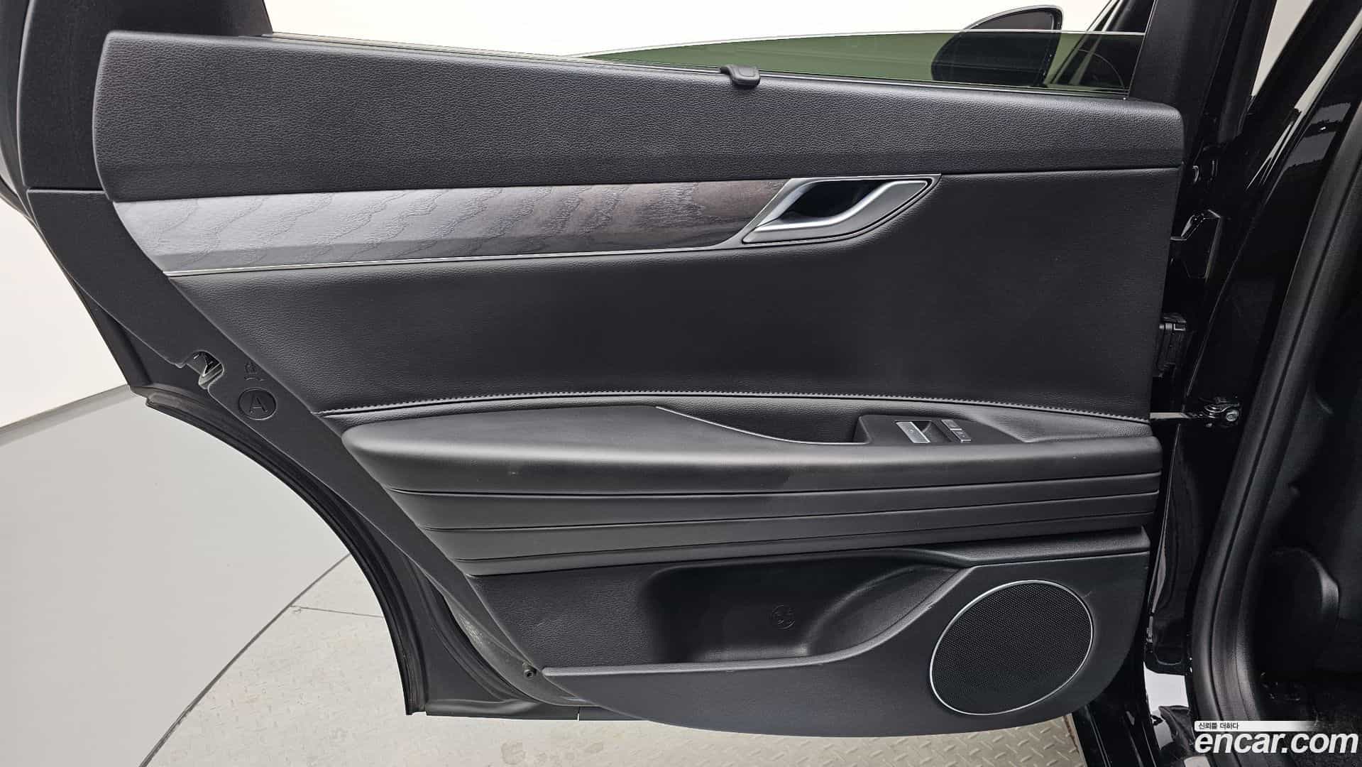G80 Genesis 2023.1-INNER-035