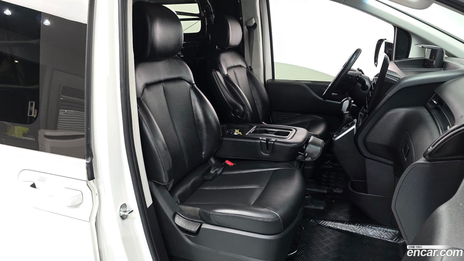 Main__Slider__Photo:Staria Hyundai 2023.1-10