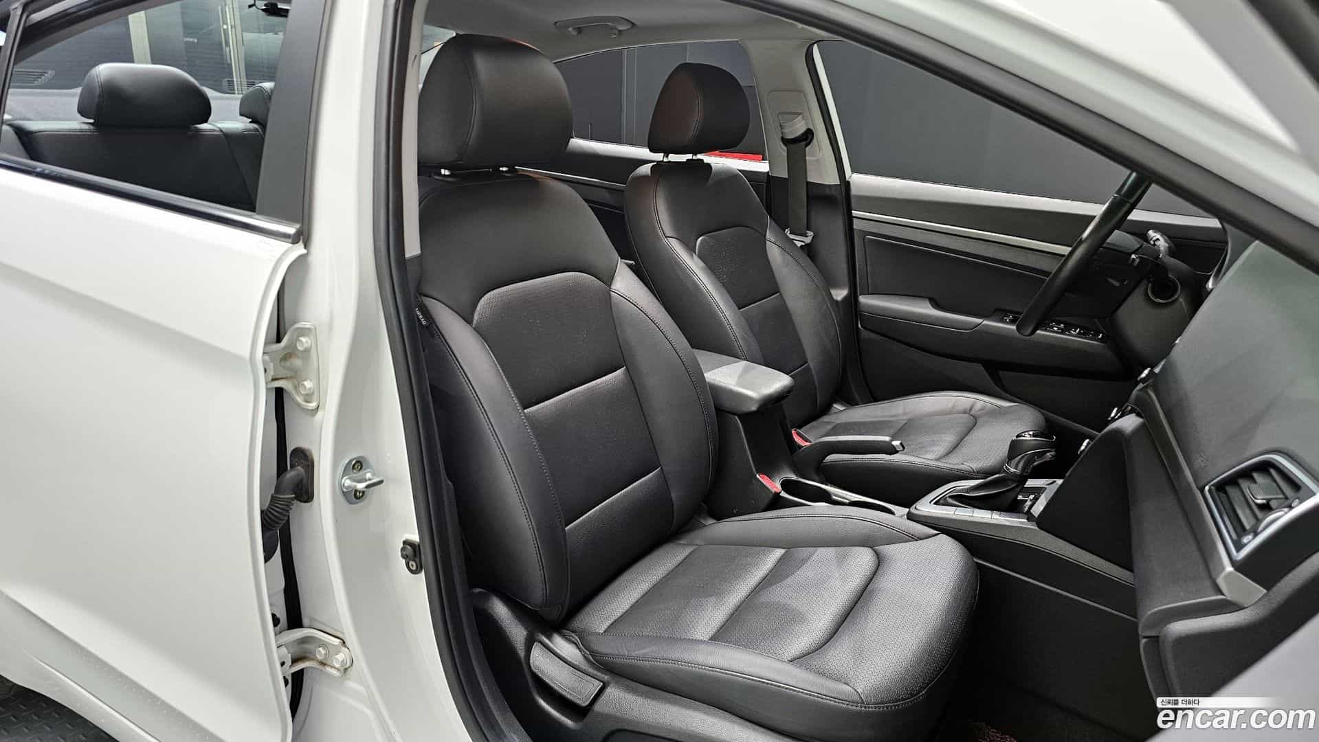 AVANTE Hyundai 2015.9-OPTION-015