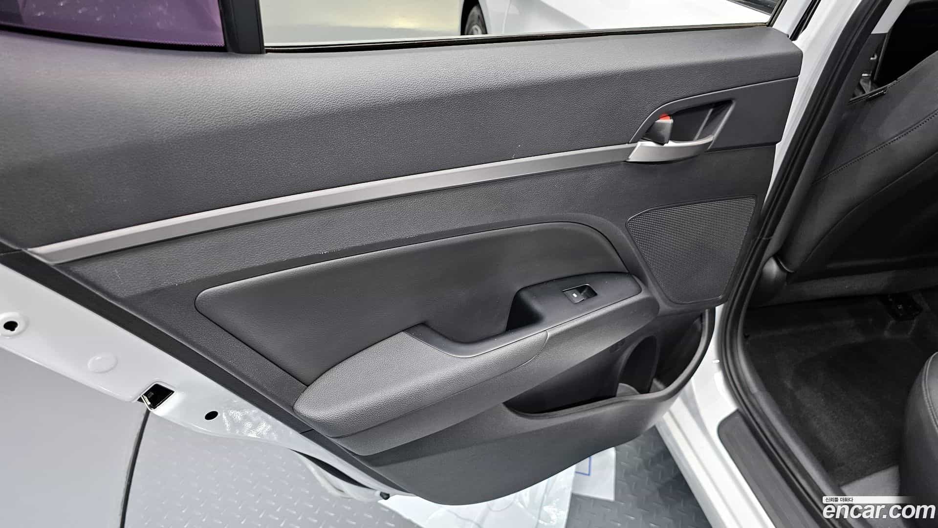 AVANTE Hyundai 2015.9-INNER-035